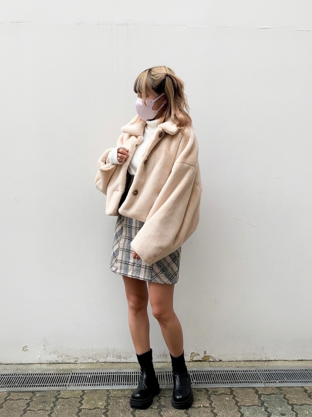 「nice claup、ナイスクラップ、低身長、152cm、骨格ストレート、アウター、ファーコート、デート、大人かわいい、ベージュ、ハイネック、スカート、ミニスカート、ガーリー、シンプルスタイル」｜「one after another NICE CLAUPのスタイリングをアップデートする。NCイニシャルハイネックトップス（Tシャツ/カットソー、ホワイト系）」を使った、はのさん（レディース・152cm）の秋コーディネートの1枚目の写真