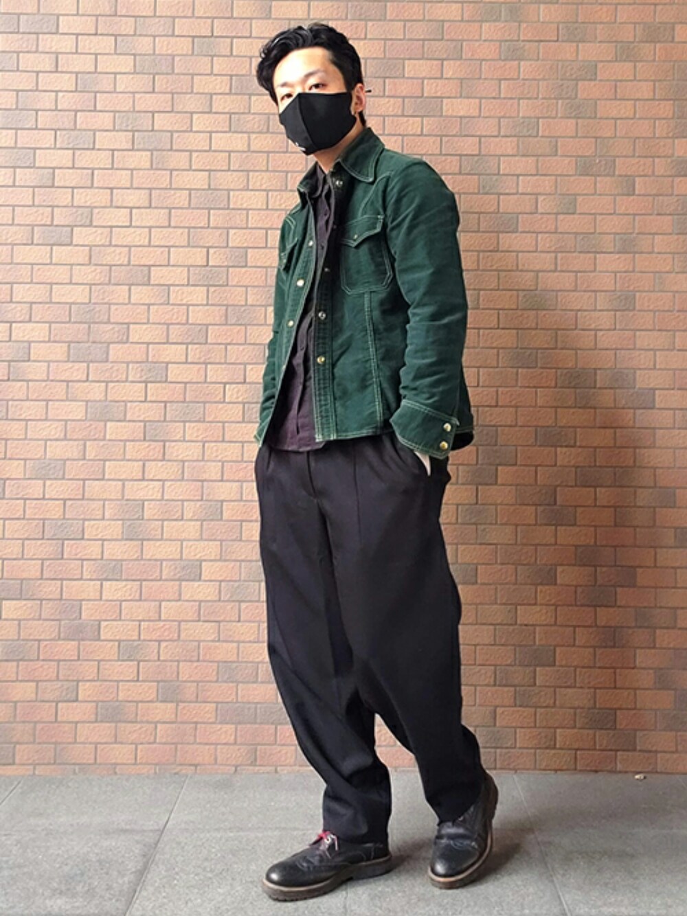 「今日のコーデ、ストリート、黒、カラー×コーデ、おしゃれさんと繋がりたい、GU、ニードルス、ギャングスタービル、グラッドハンド、ダナー」｜「GUのアイテム（パンツ、ブラック系）」を使った、プルデザインさん（メンズ・170cm）の春コーディネートの1枚目の写真