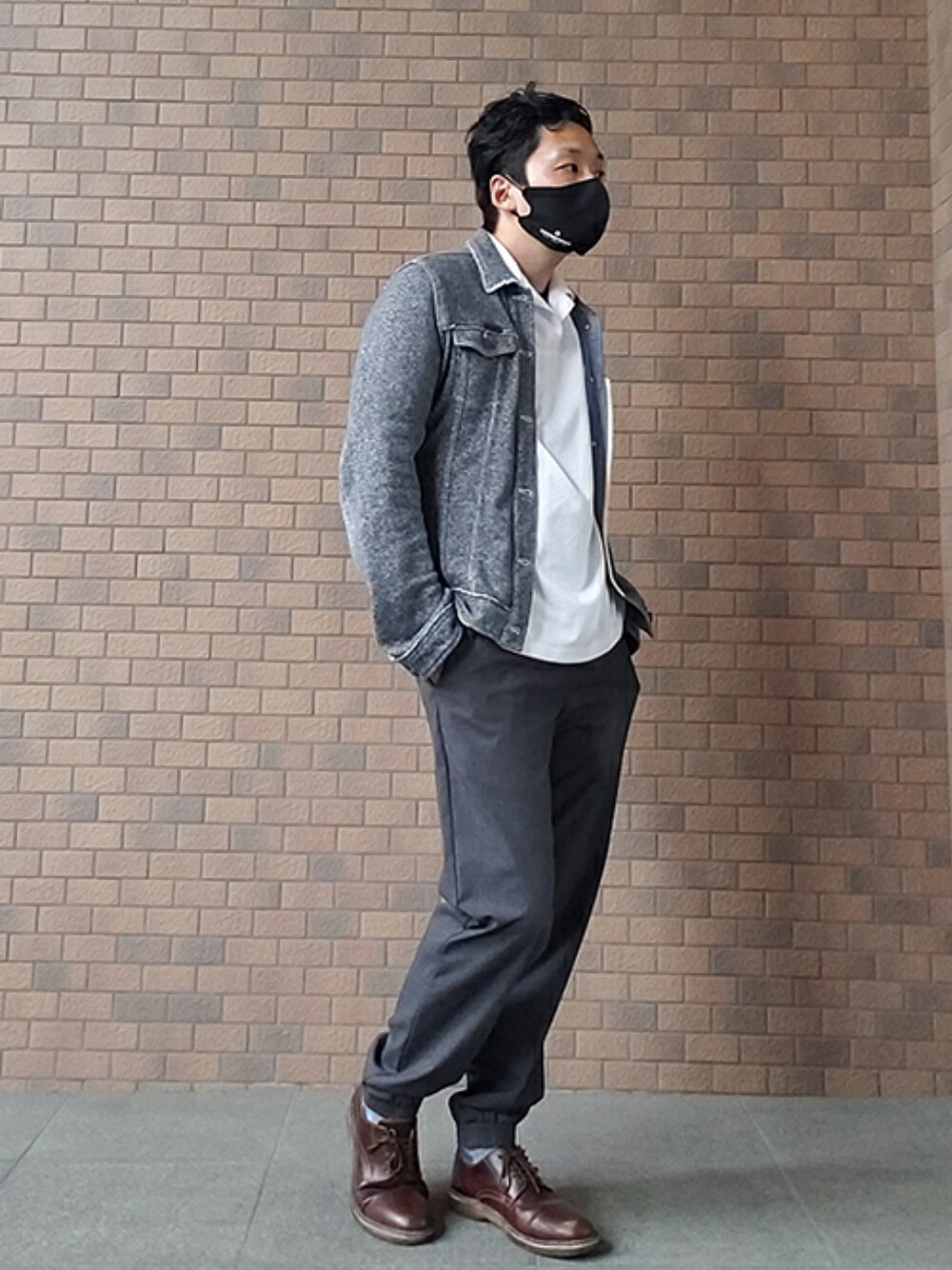 「おしゃれさんと繋がりたい、モノトーンコーデ、ブラウン、グレー、ブラック、GU、ディーゼル、ビューティ&ユース ユナイテッドアローズ(BEAUTY&YOUTH UNITED ARROWS)」｜「GUのアイテム（パンツ、グレー系）」を使った、プルデザインさん（メンズ・170cm）の春コーディネートの1枚目の写真