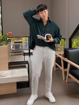 「アイテム（チノパンツ、シルバー系）」を使った、Ken Sukjaroenkraisriさん（メンズ・180cm）の夏コーディネート