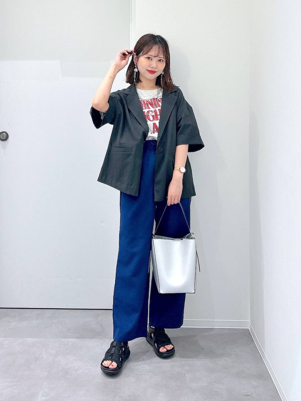 「低身長、フェミニン、着痩せ・細見え、ママコーデ、韓国系、カジュアル、ワンピース、ニット、GLOBAL WORK、ブーツ」｜「GLOBAL WORKのスペ軽5WAYショルダー/253022（ショルダーバッグ、シルバー系）」を使った、a i r iさん（レディース・150cm）の夏コーディネートの1枚目の写真
