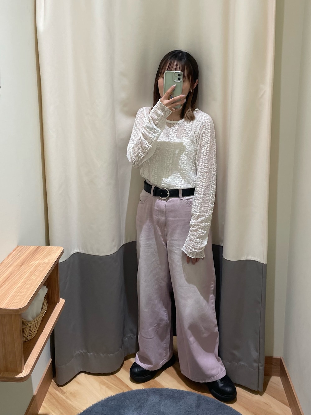 ホワイト系のTシャツ/カットソー、ピンク系のその他パンツ、ブラック系のスニーカーを着用したレディースの秋コーディネートの1枚目の写真