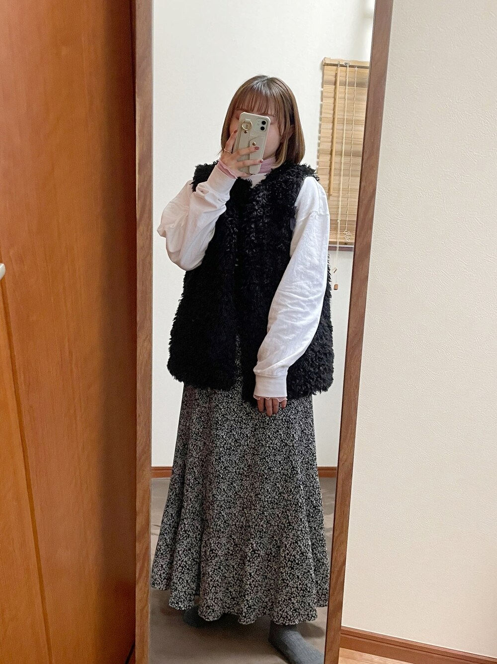 「春服みてみて、モノトーン、オトナ女子、きれいめカジュアル、ベスト、ファーベスト、低身長、低身長コーデ、低身長女子、ロンT、マーメイドスカート、ゆるコーデ」｜「me+em selectの【ポケット付】プードルファーベスト（ベスト、ブラック系）」を使った、maroru✲*ﾟさん（骨格ウェーブ・レディース・148cm）の春コーディネートの1枚目の写真