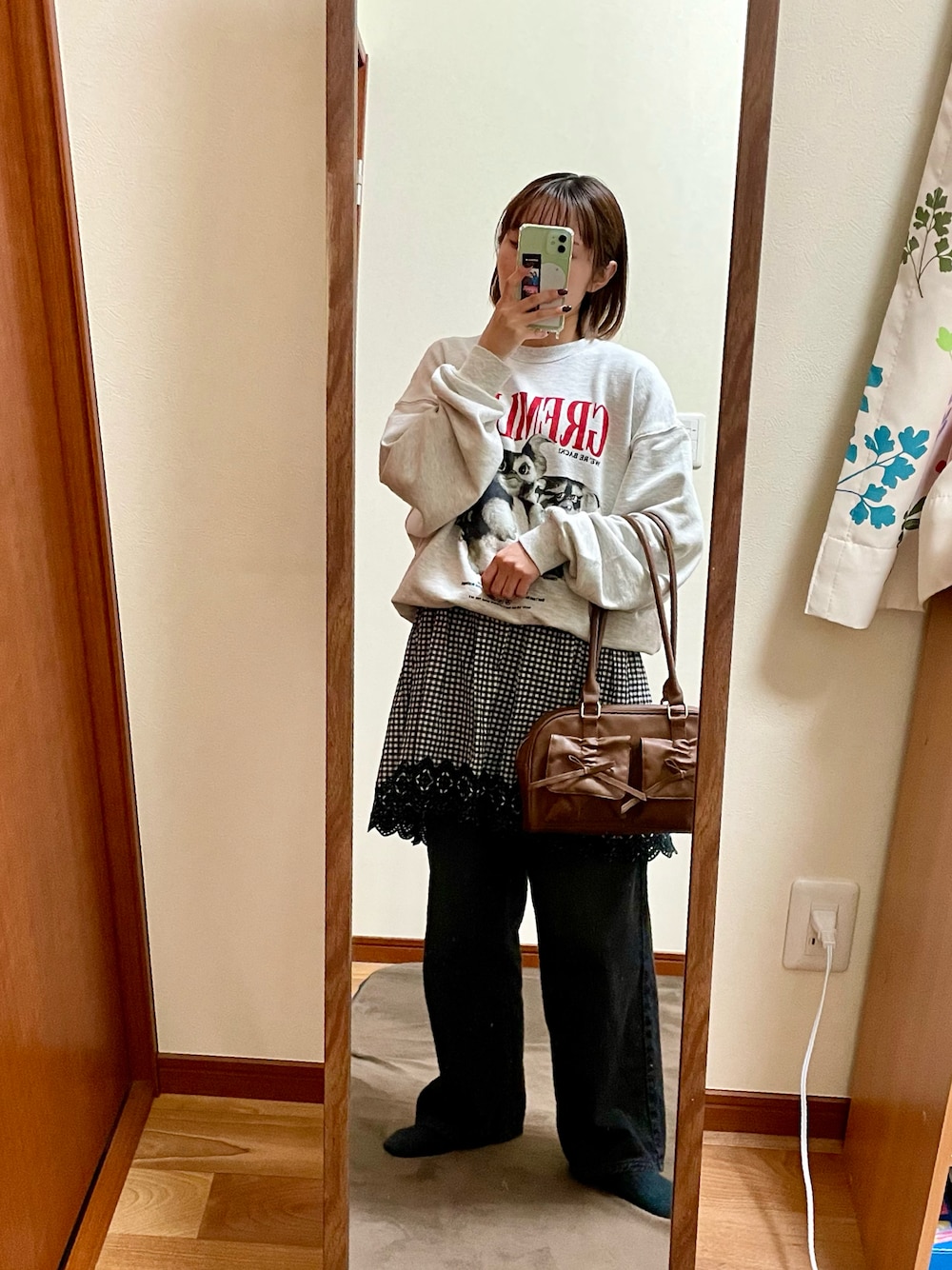 「冬コーデ、カジュアル、カジュアルコーデ、レイヤードスタイル、モノトーン、スウェット、グレムリン、デニムパンツ、ギンガムチェック、低身長、低身長コーデ、低身長女子、着回しコーデ」｜「Salong hameuのGREMLINS（グレムリン）GIZMOギズモ ヴィンテージ風キャラクターフォトプリントスウェットトップス メンズ レディース/長袖トレーナープルオーバー（スウェット、ホワイト系）」を使った、maroru✲*ﾟさん（レディース・148cm）の冬コーディネートの1枚目の写真