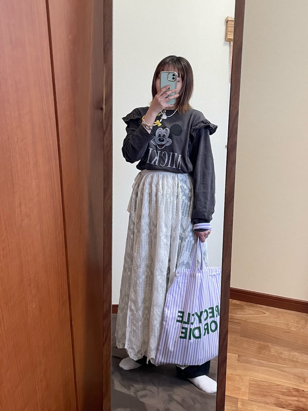 「春コーデ、モノトーン、ディズニー、エプロンスカート、レーススカート、カジュアルガーリー、プリントT、トートバッグ、低身長、低身長コーデ、低身長女子、レイヤードスタイル」｜「Samansa Mos2のシアー総刺繍エプロンスカート（スカート、ホワイト系）」を使った、maroru✲*ﾟさん（レディース・148cm）の春コーディネートの1枚目の写真