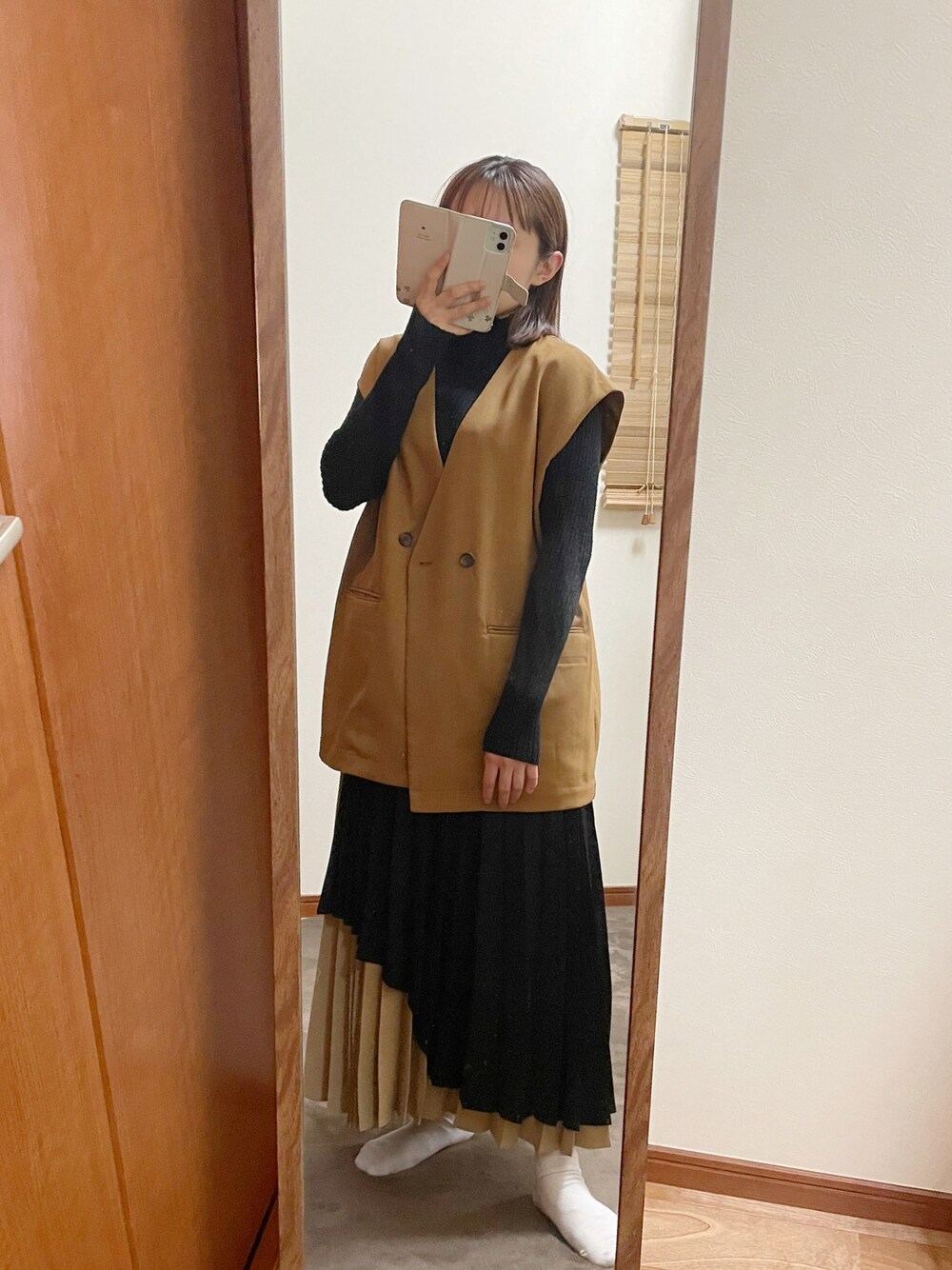 「秋のコーデ、オトナ女子、低身長、低身長コーデ、シンプル、大人コーデ、ブラック×ブラウン、大学生、ベスト、タートルネックニット、プリーツスカート」｜「LOWRYS FARMのバスケットキノウベスト２　288383（ベスト、ブラウン系）」を使った、maroru✲*ﾟさん（骨格ウェーブ・レディース・148cm）の秋コーディネートの1枚目の写真