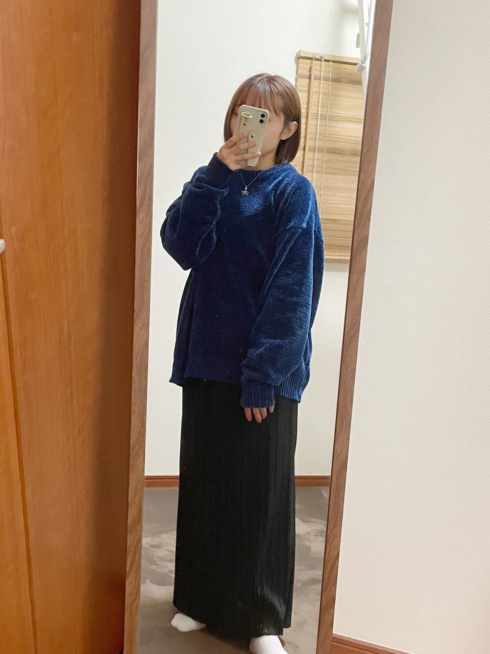 「冬コーデ、きれいめカジュアル、ゆるコーデ、シンプルスタイル、リラックススタイル、プチプラ、低身長、低身長コーデ、大学生、青、モールニット、タイトスカート」｜「RETRO GIRLのタイトプリーツスカート（スカート、ブラック系）」を使った、maroru✲*ﾟさん（骨格ウェーブ・レディース・148cm）の冬コーディネートの1枚目の写真
