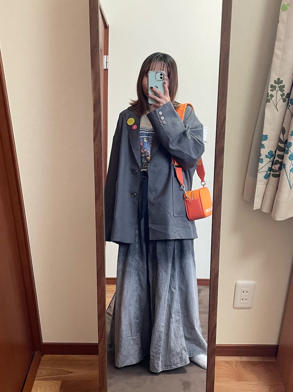 ホワイト系のTシャツ/カットソー、グレー系のスカート、グレー系のテーラードジャケットを着用したレディースの秋コーディネートの1枚目の写真