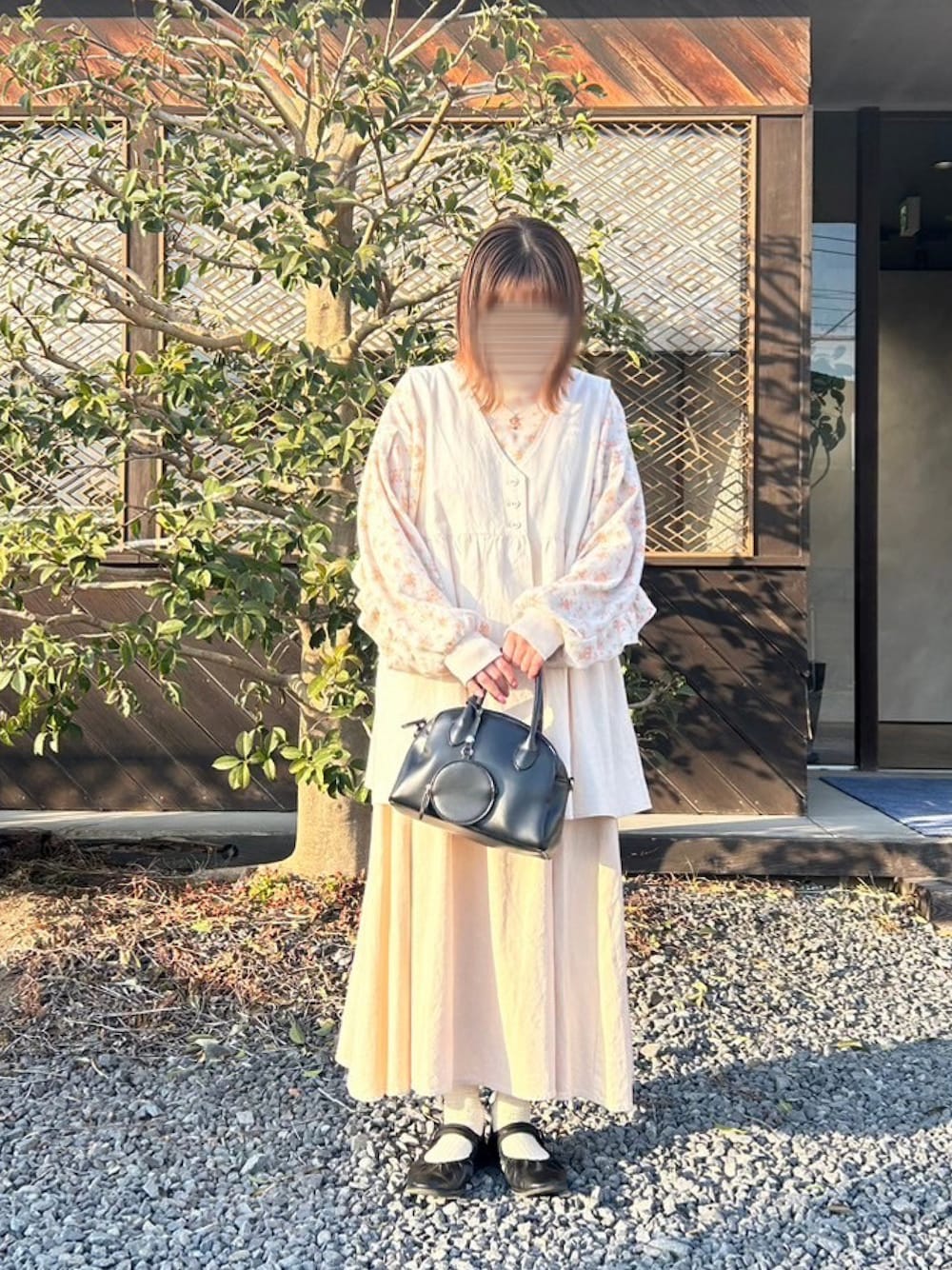 「春コーデ、春、淡色コーデ、淡色女子、低身長、低身長コーデ、低身長女子、花柄、ベスト、ペールトーン、スカートスタイル、ワッフル、ナチュラルガーリー」｜「Samansa Mos2のリネン混Vネックベスト（ベスト、ホワイト系）」を使った、maroru✲*ﾟさん（レディース・148cm）の春コーディネートの1枚目の写真