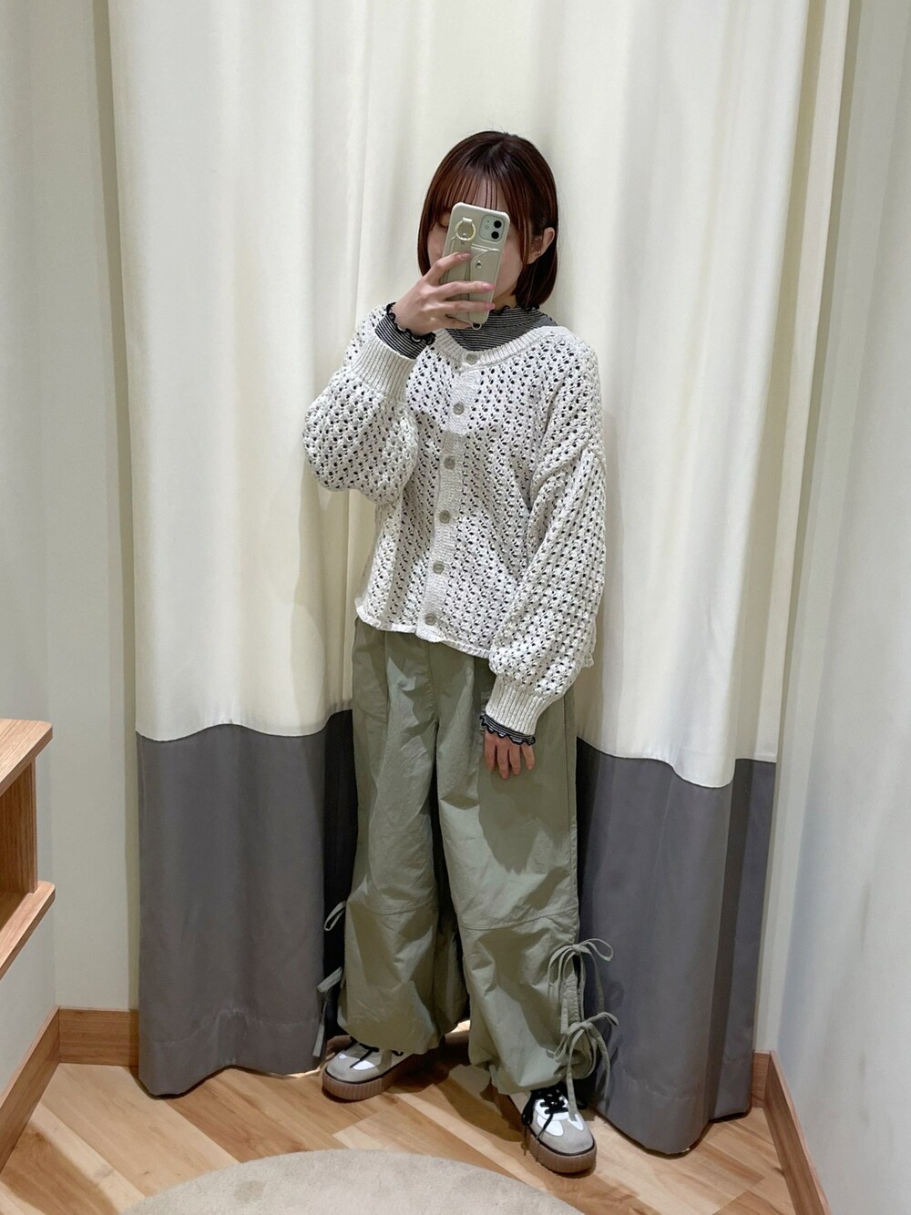 「オトナカジュアル、春、ラクチンコーデ、今日のコーデ、低身長女子、低身長、低身長コーデ、スニーカー、ナチュラル、カジュアルコーデ、パンツスタイル、パラシュートパンツ」｜「Samansa Mos2の脇リボンパラシュートパンツ（その他パンツ、グリーン系）」を使った、maroru✲*ﾟさん（骨格ウェーブ・レディース・148cm）の春コーディネートの1枚目の写真