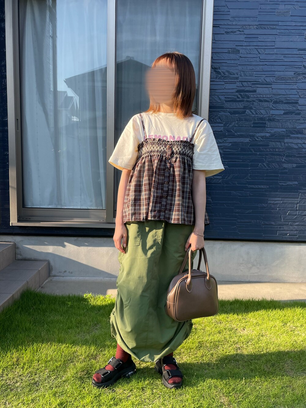 「レイヤードスタイル、夏コーデ、夏だ！Tシャツ着よう！、ビスチェ、プチプラコーデ、カラーコーデ、低身長、低身長コーデ、カーキ、サンダルに靴下、ショート丈、ナロースカート、ロゴT、カジュアルコーデ」｜「aimohaのシンプル2WAYバッグ（ショルダーバッグ、ベージュ系）」を使った、maroru✲*ﾟさん（骨格ウェーブ・レディース・148cm）の夏コーディネートの1枚目の写真