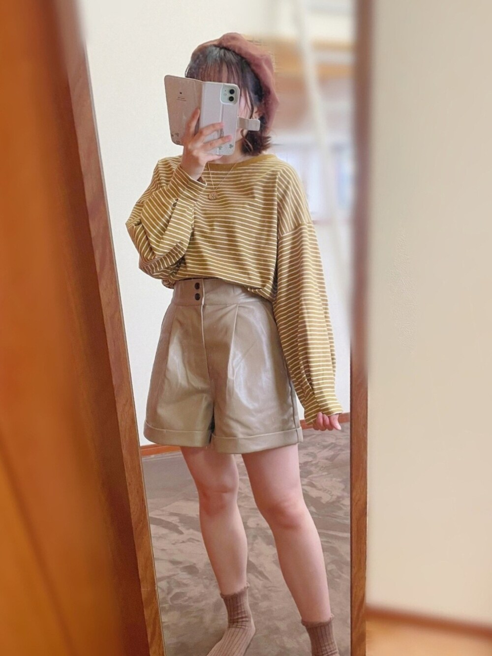 「ボーダー、レザー、ベレー帽、ショートパンツ、大学生、プチプラ、低身長、低身長コーデ、秋服準備はじめました、秋トレンド2021」｜「RETRO GIRLのカラフルボーダーTee（Tシャツ/カットソー、イエロー系）」を使った、maroru✲*ﾟさん（レディース・148cm）の秋コーディネートの1枚目の写真