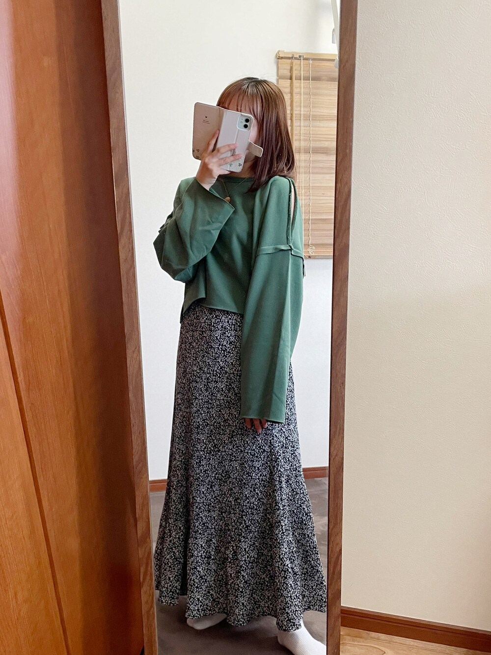 ブラック系のスカート、グリーン系のTシャツ/カットソーを着用したレディースの秋コーディネートの1枚目の写真