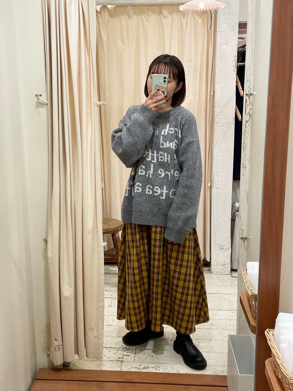 「プチプラ、冬コーデ、カジュアル、カジュアルコーデ、きれいめカジュアル、ブーツ、チェックスカート、ロゴニット、着回しコーデ、低身長、低身長コーデ、低身長女子、スカートスタイル」｜「ehka sopoのらくがきロゴニット（ニット/セーター、グレー系）」を使った、maroru✲*ﾟさん（レディース・148cm）の冬コーディネートの1枚目の写真