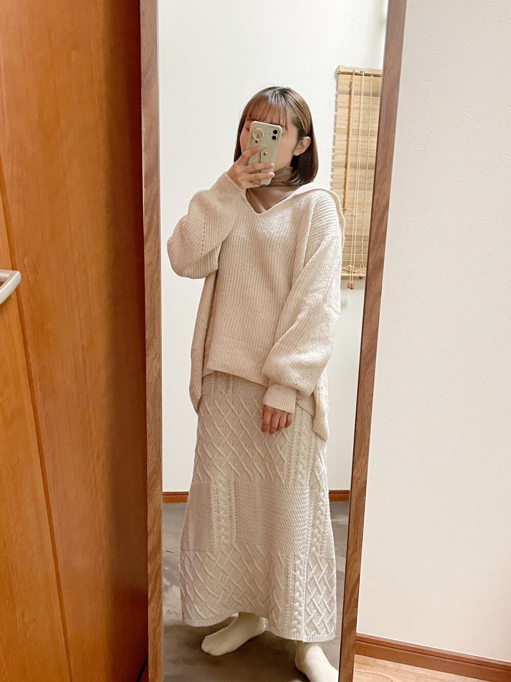 「大人カジュアル、ワントーンコーデ、休日コーデ、リラックススタイル、低身長、低身長コーデ、ホワイトコーデ、ベージュ、ロングスカート、白ニット、シアートップス、ゆるコーデ」｜「earth music&ecologyのセーラーカラーニットチュニック＊（ニット/セーター、ホワイト系）」を使った、maroru✲*ﾟさん（骨格ウェーブ・レディース・148cm）の冬コーディネートの1枚目の写真