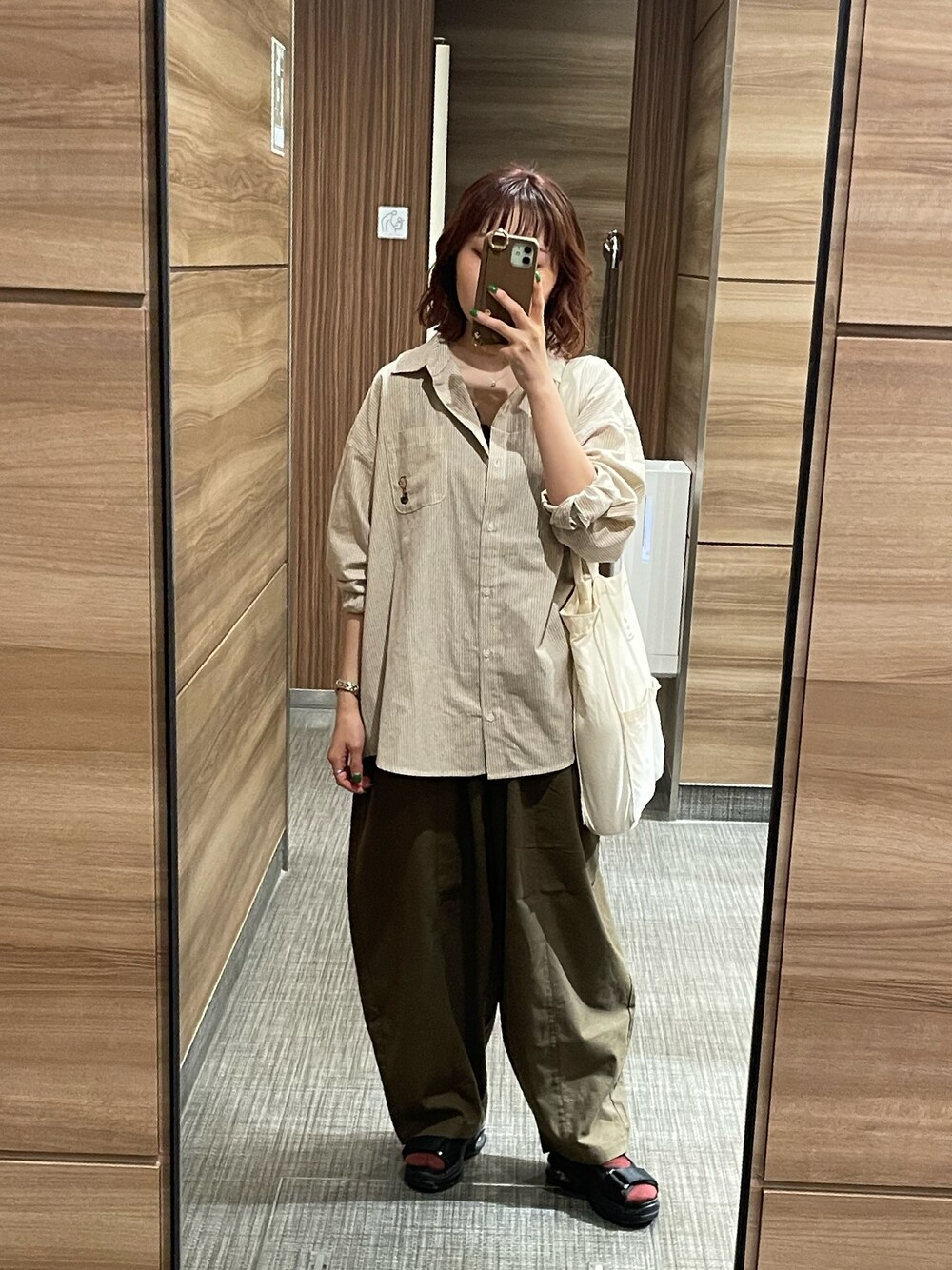 グリーン系のその他パンツ、イエロー系のシャツ/ブラウス、ブラック系のサンダルを着用したレディースの秋コーディネートの1枚目の写真