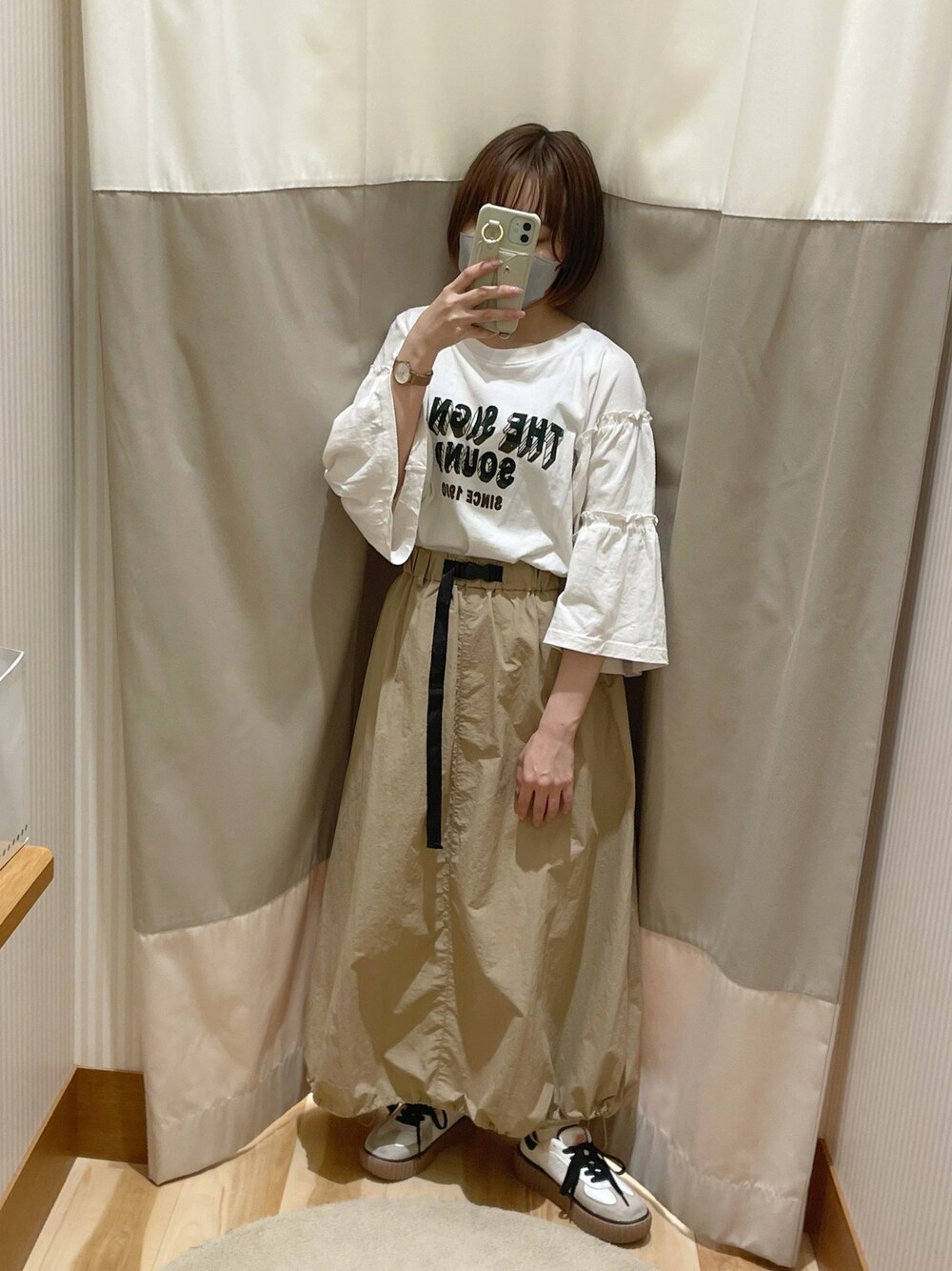 「秋服まるっと大公開、秋コーデ、ロゴT、アメカジ、古着風、ビンテージ、ミリタリー、バルーンスカート、低身長、低身長コーデ、低身長女子、ベージュ、ミリタリースカート、カジュアルコーデ、スニーカー」｜「Samansa Mos2の◎裾ドロストベルト付スカート（スカート、ベージュ系）」を使った、maroru✲*ﾟさん（骨格ウェーブ・レディース・148cm）の秋コーディネートの1枚目の写真