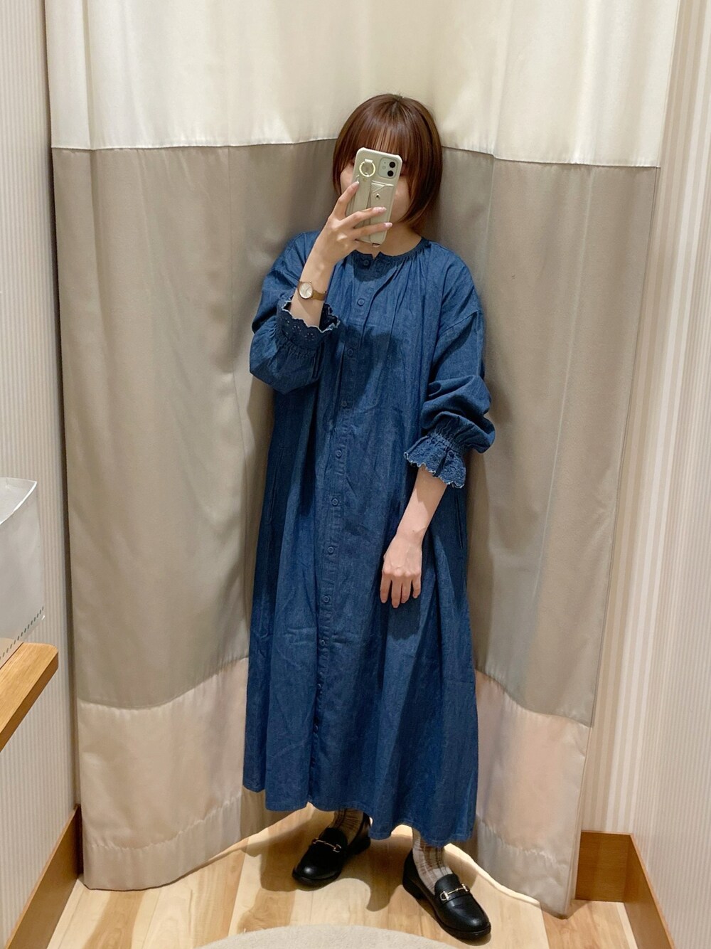 「秋コーデ、お出かけコーデ、シンプルスタイル、大人カジュアル、デニム、ワンピーススタイル、低身長、低身長コーデ、低身長女子、kazumiコラボ、ガーリー、ナチュラル、ゆるコーデ」｜「シュープラザの【Sweet table】柔らか素材ビットローファー 日本製（ローファー、ブラック系）」を使った、maroru✲*ﾟさん（骨格ウェーブ・レディース・148cm）の秋コーディネートの1枚目の写真