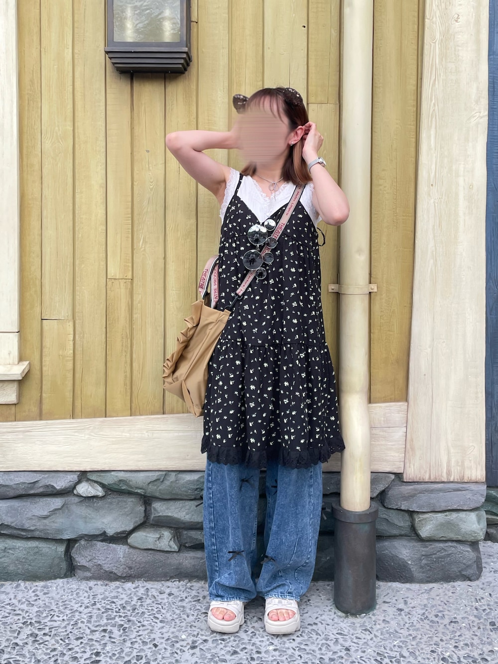 「夏ルックで気分アップ、夏コーデ、ビスチェ、ミニワンピ、花柄、ディズニーコーデ、デニムパンツ、ノースリーブ、低身長、低身長コーデ、ガーリー、おでかけコーデ」｜maroru✲*ﾟさん（レディース・148cm）の夏コーディネートの1枚目の写真