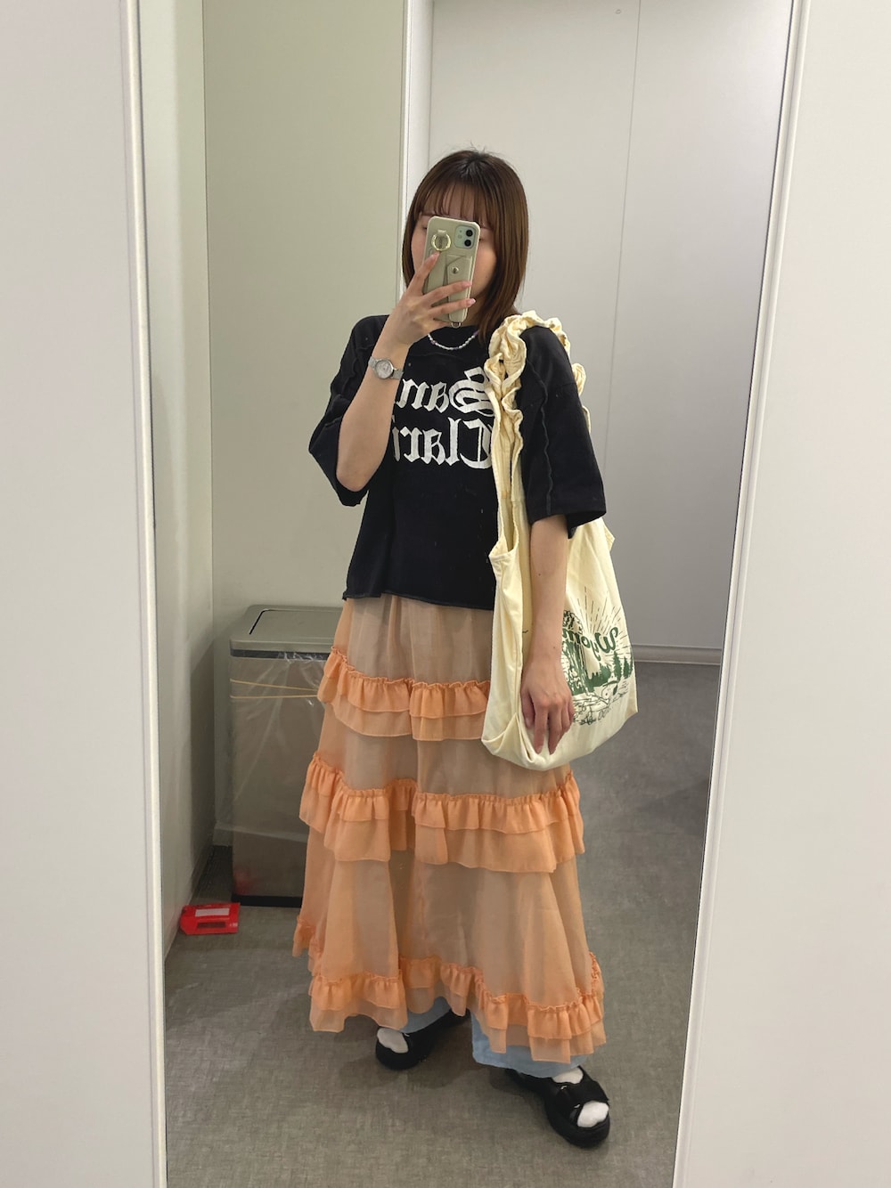 「レイヤードスタイル、プチプラ、夏コーデ、夏ファッション、ティアードスカート、ショート丈トップス、ロゴT、サンダルに靴下、カジュアルコーデ、トートバッグ、低身長、低身長コーデ」｜「ELENCARE DUEの・ELENCARE DUE シアーフリルティアードスカート（スカート、オレンジ系）」を使った、maroru✲*ﾟさん（骨格ウェーブ・レディース・148cm）の夏コーディネートの1枚目の写真