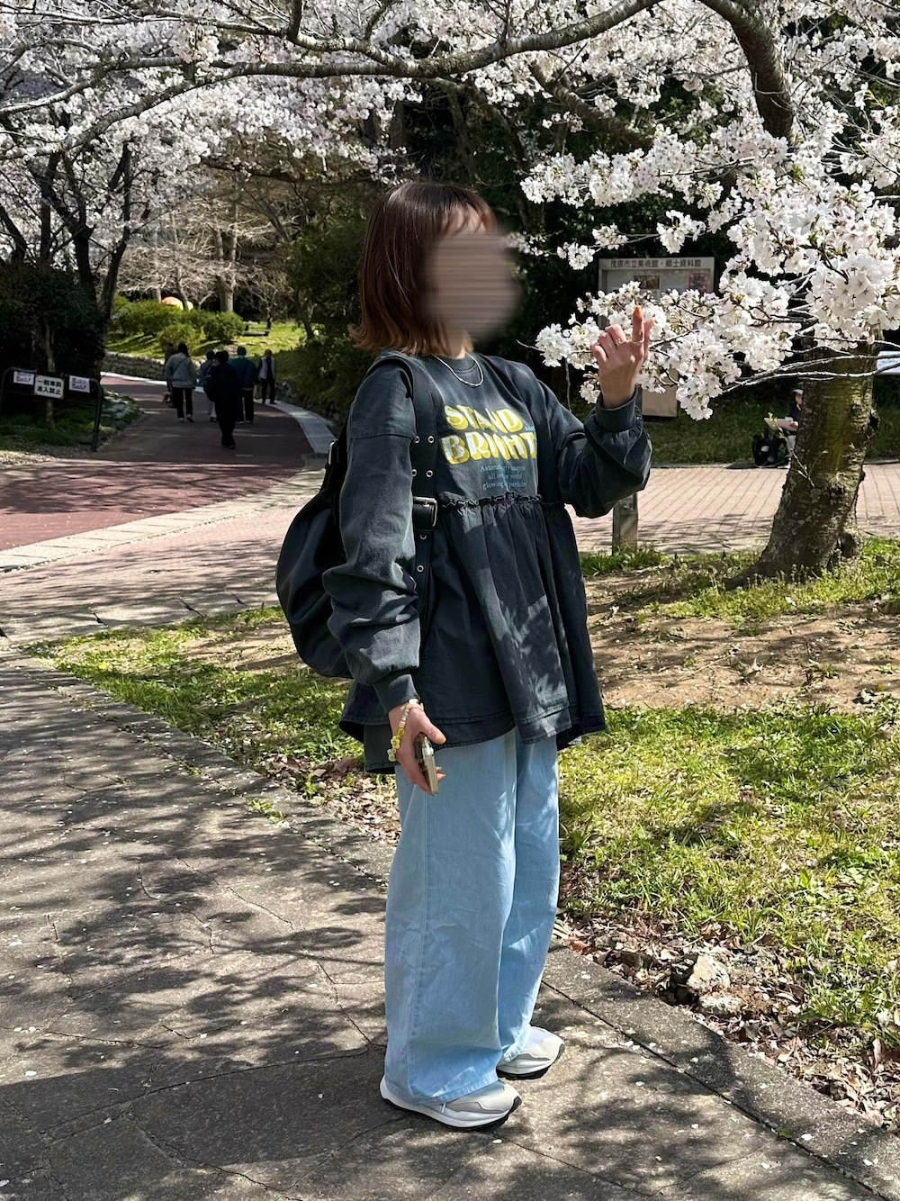 「春めき満開コーデ、春コーデ、お花見コーデ、カジュアル、カジュアルコーデ、ロゴT、デニムパンツ、スニーカーコーデ、低身長、低身長コーデ、低身長女子、シンプルコーデ」｜「coenの布帛ドッキングロゴプリントロンT（Tシャツ/カットソー、グレー系）」を使った、maroru✲*ﾟさん（レディース・148cm）の春コーディネートの1枚目の写真