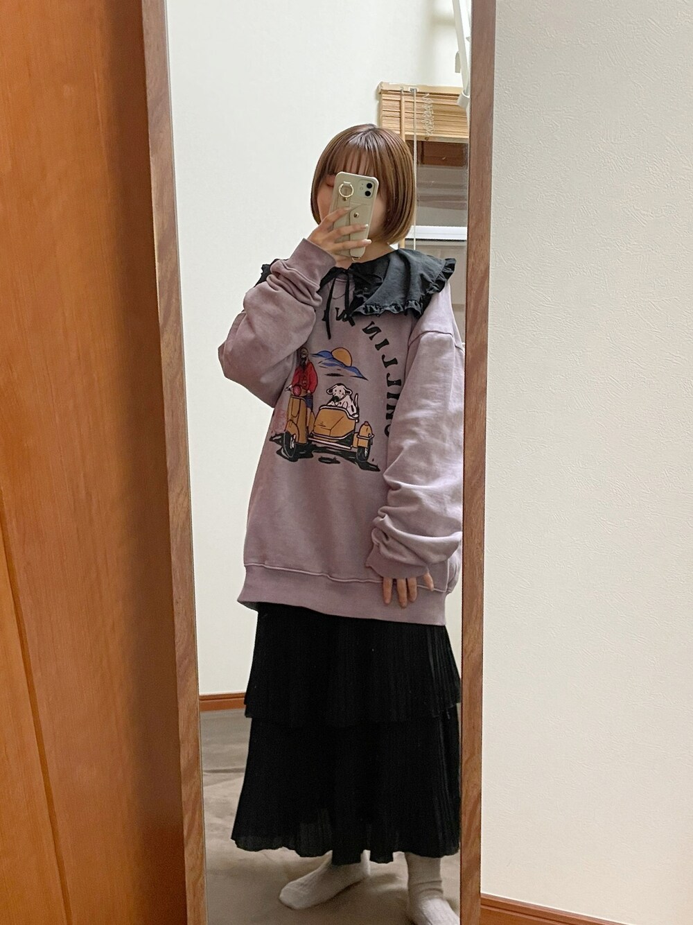 「お出かけコーデ、おしゃれさんと繋がりたい、冬、ブラック、襟付きトップス、トレーナー、オーバーサイズ、ビッグシルエット、ティアードスカート、レトロ、モード、低身長、低身長コーデ、低身長女子、ガーリー」｜「古着のアイテム（スウェット、パープル系）」を使った、maroru✲*ﾟさん（骨格ウェーブ・レディース・148cm）の冬コーディネートの1枚目の写真