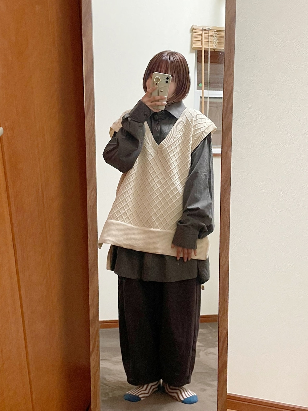 「ファッションを楽しもう、大人カジュアル、休日スタイル、モノトーン、低身長、低身長コーデ、低身長女子、だぼだぼ、ゆるコーデ、バルーンパンツ、ニットベスト、ビッグシャツ、チャコールグレー」｜「Samansa Mos2の裾タックパンツ（その他パンツ、ブラウン系）」を使った、maroru✲*ﾟさん（骨格ウェーブ・レディース・148cm）の秋コーディネートの1枚目の写真
