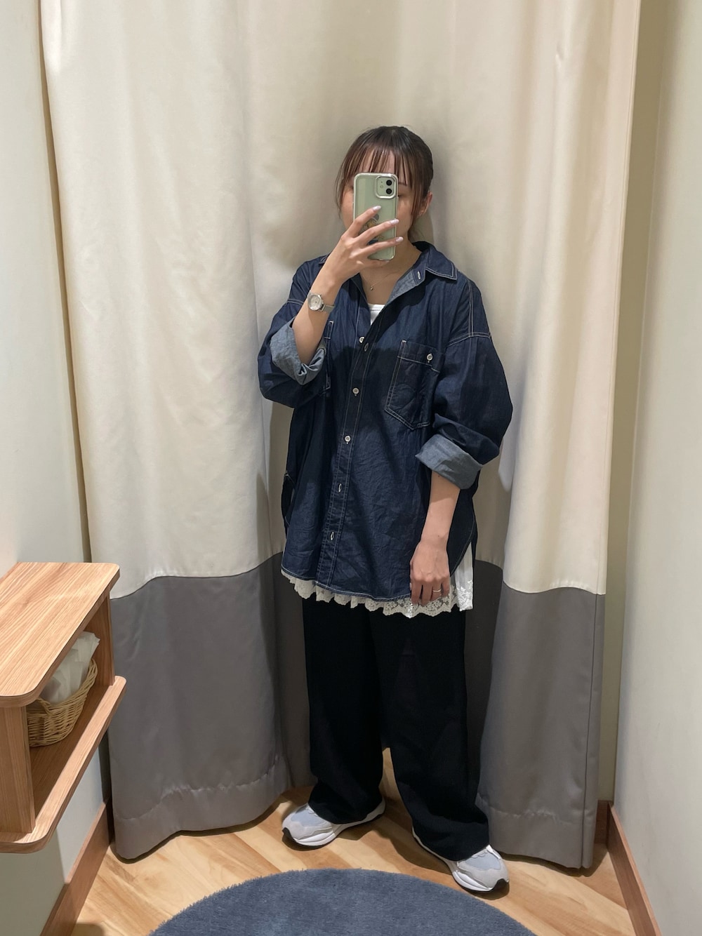 ブルー系のシャツ/ブラウス、ブラック系のその他パンツ、ホワイト系のTシャツ/カットソーを着用したレディースの秋コーディネートの1枚目の写真