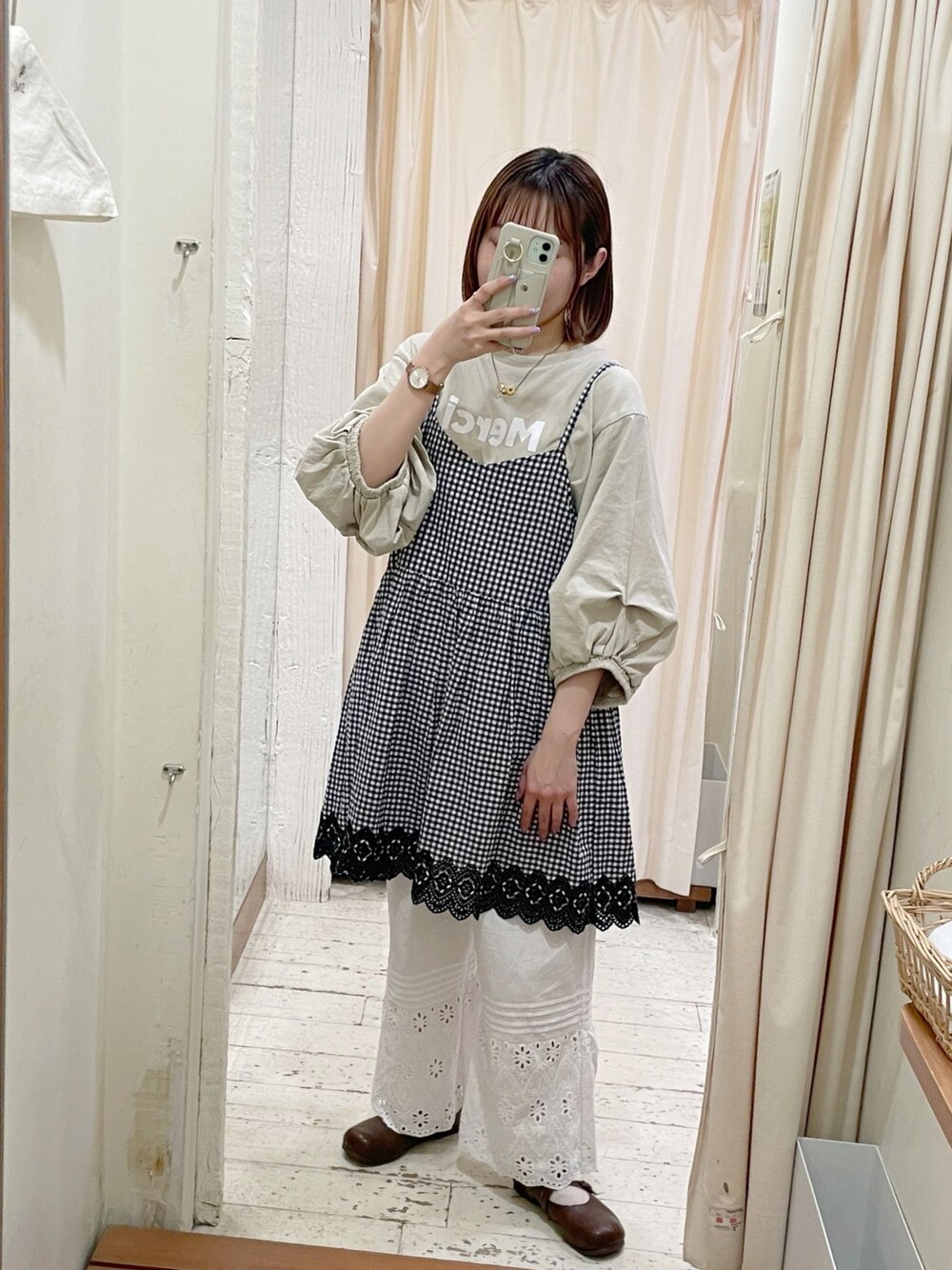 「春ファッション、大人カジュアル、ゆるコーデ、チュニック、ビスチェ、スカラップ、レース、ペチパンツ、ギンガムチェック、ガーリー、ナチュラル、低身長、低身長コーデ、初夏コーデ」｜「Samansa Mos2の裾スカラップ刺繍キャミチュニック（シャツ/ブラウス、グレー系）」を使った、maroru✲*ﾟさん（骨格ウェーブ・レディース・148cm）の春コーディネートの1枚目の写真