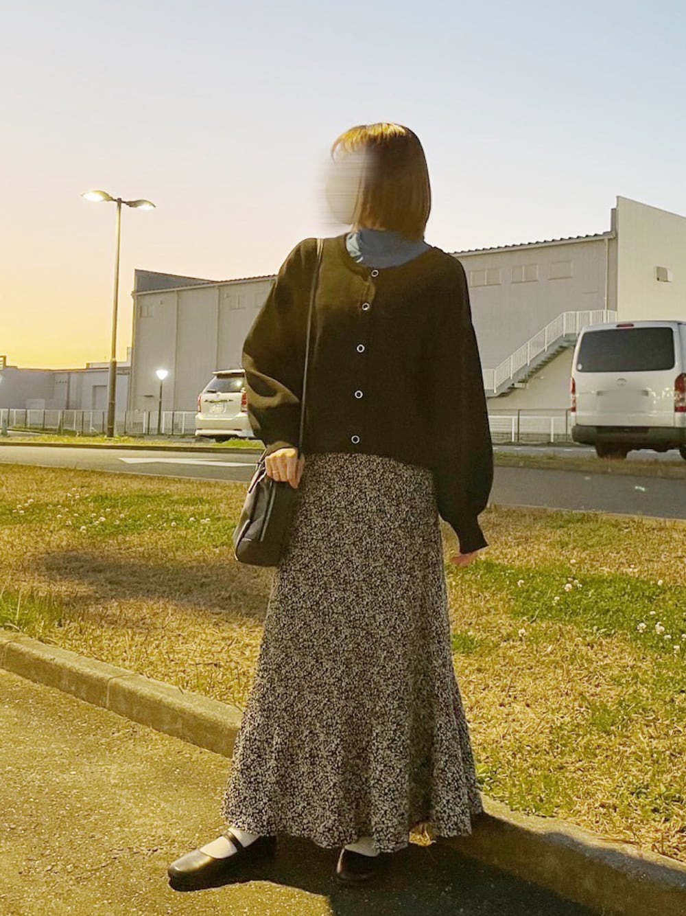 「大人カジュアル、タートルネック、オトナ女子、オールブラック、低身長、低身長コーデ、低身長女子、カーディガン、マーメイドスカート、花柄スカート、大学生、差し色、シアートップス」｜「RETRO GIRLのプリーツマーメイドスカート（スカート、ブラック系）」を使った、maroru✲*ﾟさん（骨格ウェーブ・レディース・148cm）の冬コーディネートの1枚目の写真