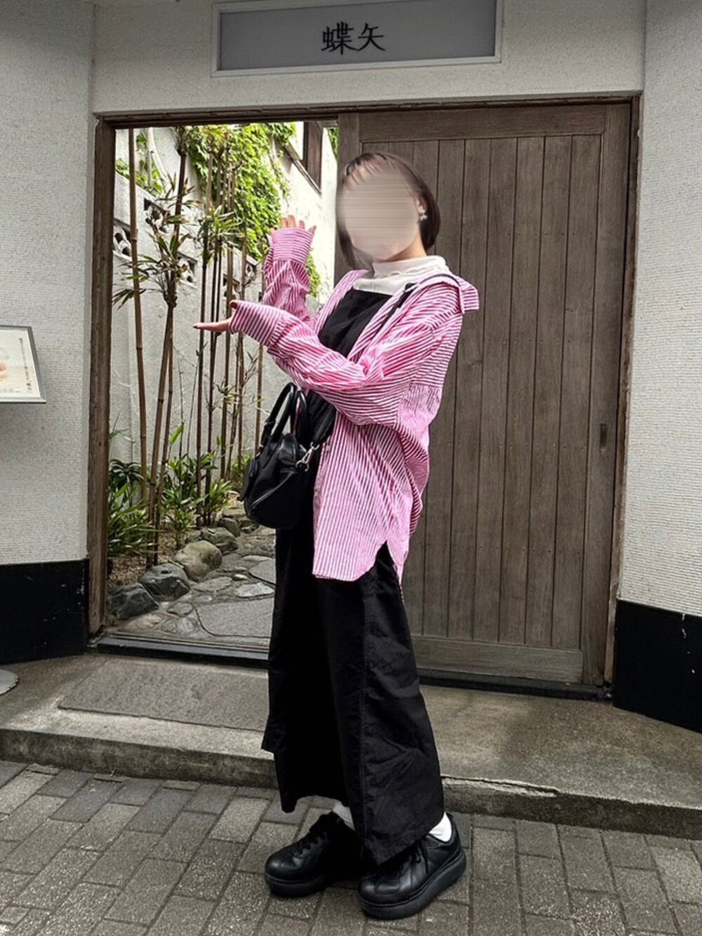 「春夏コーデ、休日スタイル、カジュアル、大人かわいい、おでかけコーデ、ワンピースコーデ、キャミワンピ、ストライプシャツ、低身長、低身長コーデ、ピンク、シャツスタイル、スニーカー」｜「Onitsuka TigerのDELECITY / デレシティ（スニーカー、ブラック系）」を使った、maroru✲*ﾟさん（骨格ウェーブ・レディース・148cm）の春コーディネートの1枚目の写真