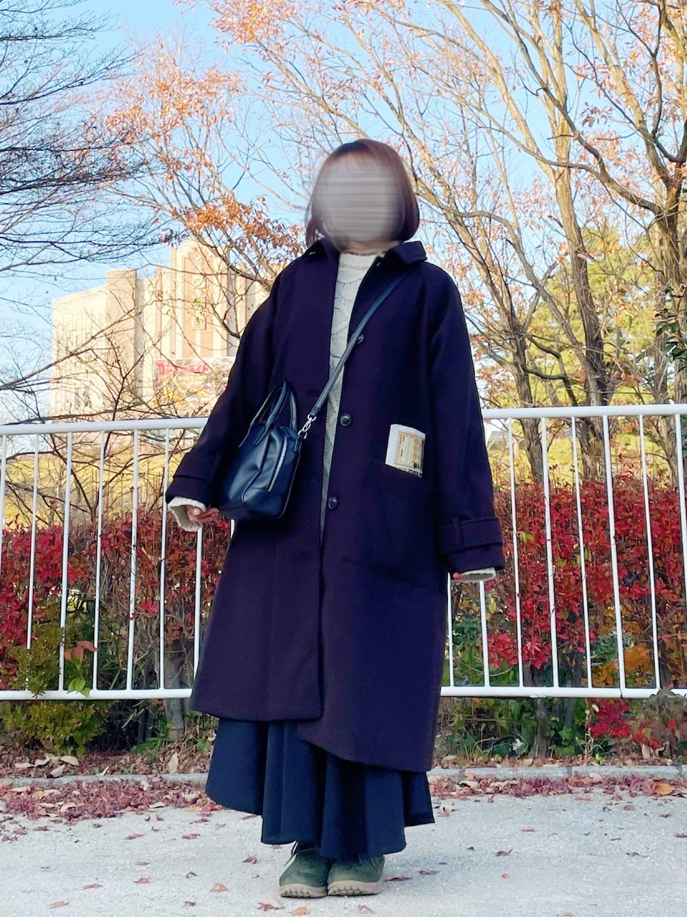 「クリスマスに着たい服、秋冬コーデ、低身長コーデ、低身長、低身長女子、お出かけコーデ、ロングコート、マーメイドスカート、白ニット、ゆるコーデ、西武園ゆうえんち、大学生、ブラウン」｜「ehka sopoのラグランステンカラーコート（ステンカラーコート、グレー系）」を使った、maroru✲*ﾟさん（骨格ウェーブ・レディース・148cm）の冬コーディネートの1枚目の写真
