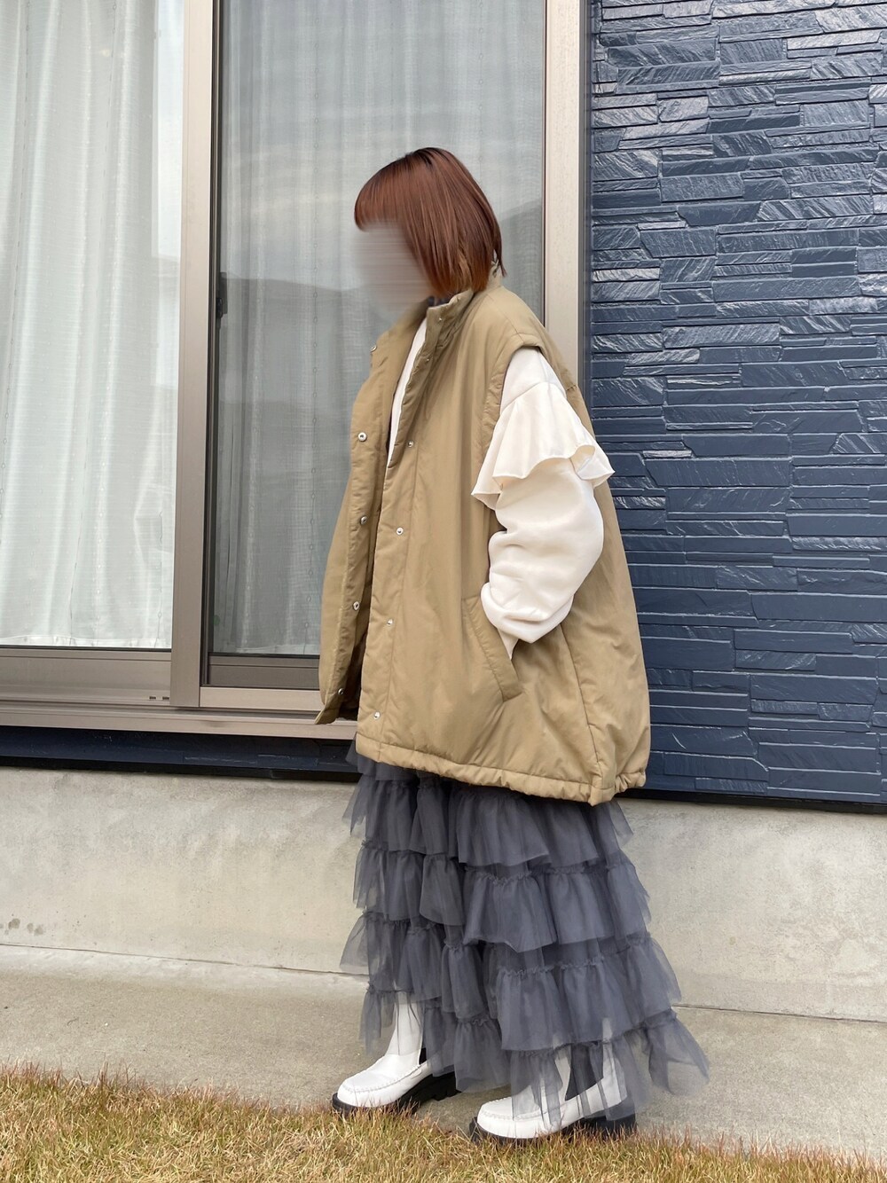 「大人カジュアル、お出かけコーデ、プチプラ、冬服、ダウンベスト、ティアードスカート、デザイントップス、サイドゴアブーツ、きれいめカジュアル、ビッグシルエット、低身長、低身長コーデ、低身長女子」｜「Sugar spoonの・SUGAR SPOON ラッフルショルダースウェット（Tシャツ/カットソー、ホワイト系）」を使った、maroru✲*ﾟさん（骨格ウェーブ・レディース・148cm）の冬コーディネートの1枚目の写真