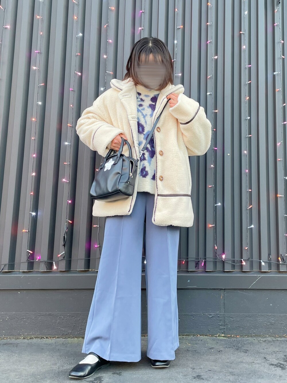「イルミネーション、ブルー、ブルー x ホワイト、低身長、低身長コーデ、きれいめカジュアル、大学生、デート、チョコ色に染まれ、パンツスタイル、ボアジャケット、シャギーニット、花柄」｜「Crispのボアオーバーハーフコート（ブルゾン、ホワイト系）」を使った、maroru✲*ﾟさん（レディース・148cm）の冬コーディネートの1枚目の写真
