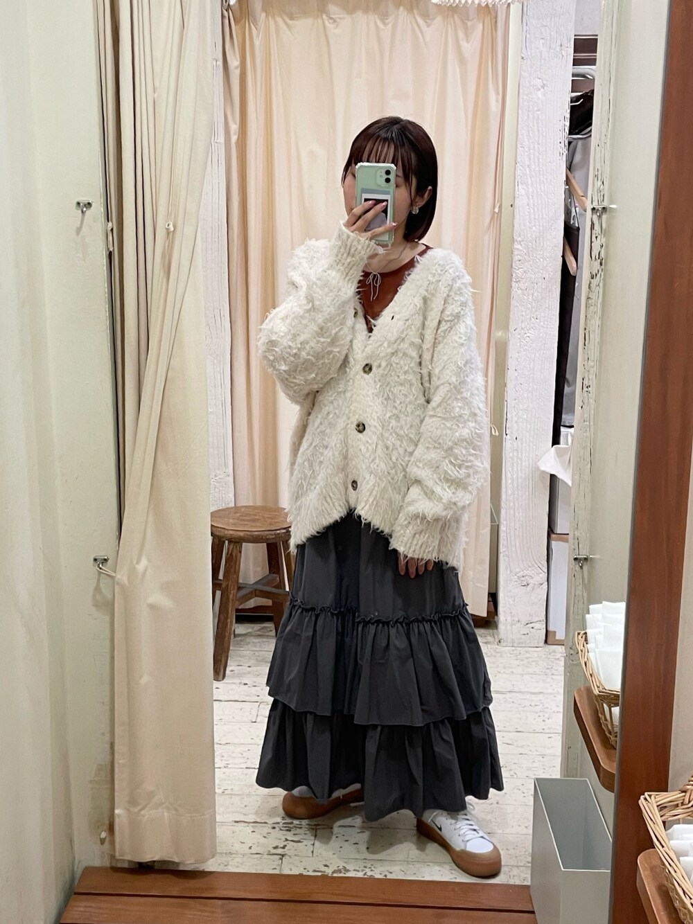 「最近のいい感じコーデ、ガーリー、きれいめカジュアル、カーディガン、白ニット、スカート、冬コーデ、スニーカー、スニーカーコーデ、低身長、低身長コーデ、低身長女子、ゆるコーデ、クリスマスに着たい服、ニット」｜「ehka sopoの花テープカットソー（Tシャツ/カットソー、オレンジ系）」を使った、maroru✲*ﾟさん（レディース・148cm）の秋コーディネートの1枚目の写真