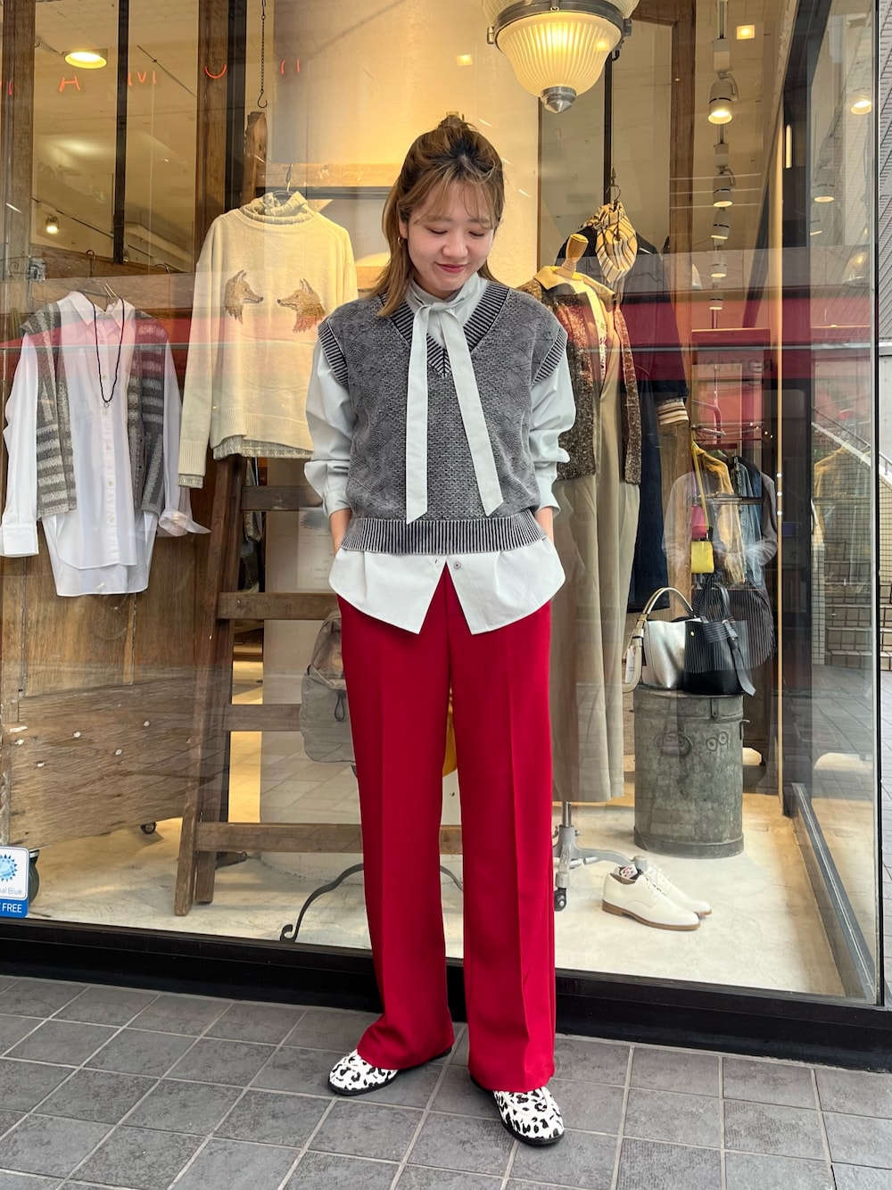 レッド系のその他パンツ、ブルー系のシャツ/ブラウス、ブラック系のベストを着用したレディースの秋コーディネートの1枚目の写真