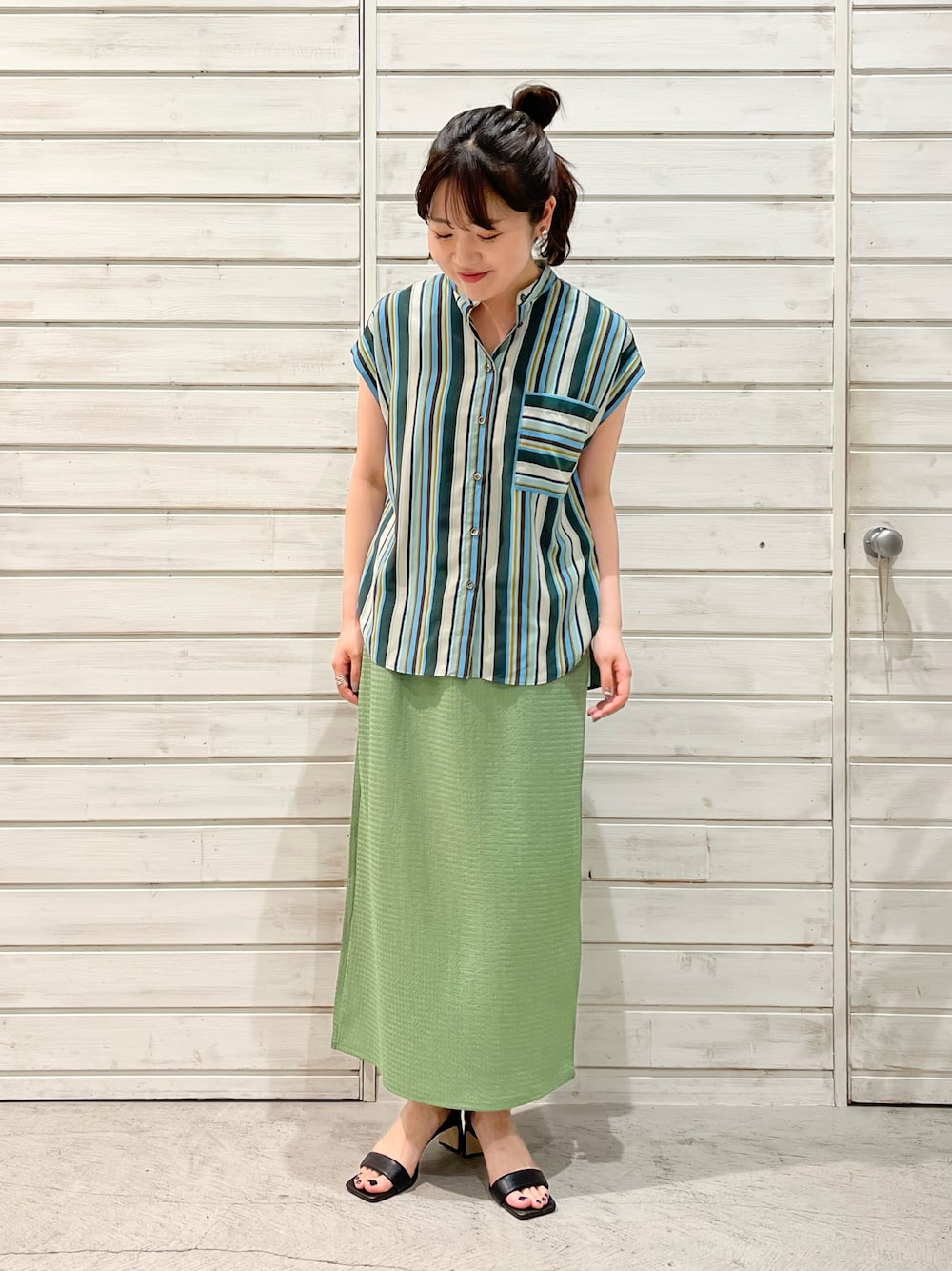 「大人カジュアル、夏コーデ、今日のコーデ、お出かけコーデ、マルチカラー、ストライプ、ストライプシャツ、ブルー、グリーン、ストレートスカート、スカート、タイトスカート、柄シャツ」｜「NOMBRE IMPAIRのマルチカラーストライプ　フレンチシャツ（シャツ/ブラウス、グリーン系）」を使った、murata.さん（レディース・161cm）の春コーディネートの1枚目の写真