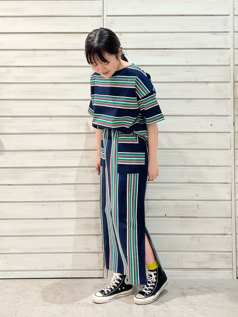 「春夏コーデ、カジュアル、セットアップ、カットソー、スニーカーコーデ、ロングスカート、スカート、Tシャツ、ストライプ、ボーダー、ボーダートップス、ラクチンコーデ、今日のコーデ」｜「FIL DE FERのワイドボーダー　ストレートスカート（スカート、グリーン系）」を使った、murata.さん（レディース・161cm）の春コーディネートの1枚目の写真