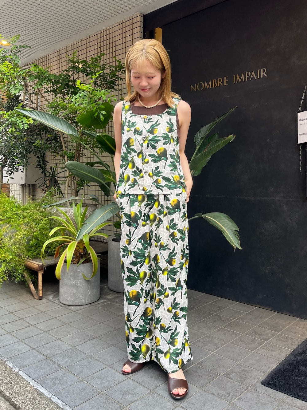「柄シャツ、今日のコーデ、夏服、夏コーデ、セットアップ、柄パンツ、レイヤードスタイル、ノースリーブ、柄」｜「FIL DE FERの【予約】Fig PT イージーパンツ（その他パンツ、ホワイト系）」を使った、murata.さん（レディース・161cm）の春コーディネートの1枚目の写真