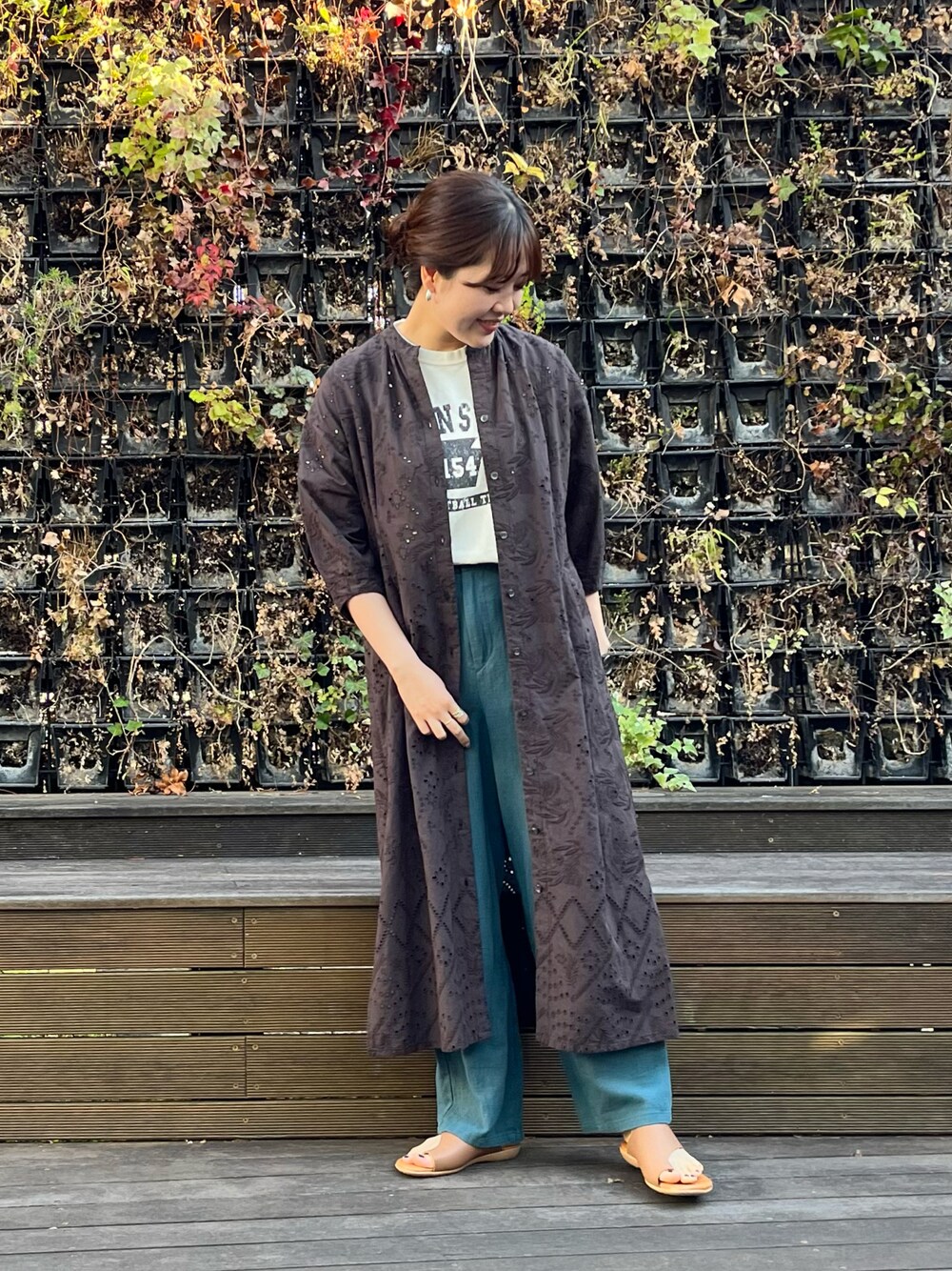 「春コーデ、大人カジュアル、ootd、Tシャツ、ワンピース、カラーパンツ、羽織り、ロングワンピース、ワンピーススタイル、チャコールグレー、グリーン、グリーンパンツ、夏コーデ、ロゴT」｜「NOMBRE IMPAIRのラミーコットンツイル　ストレートパンツ（その他パンツ、ブルー系）」を使った、murata.さん（レディース・161cm）の春コーディネートの1枚目の写真