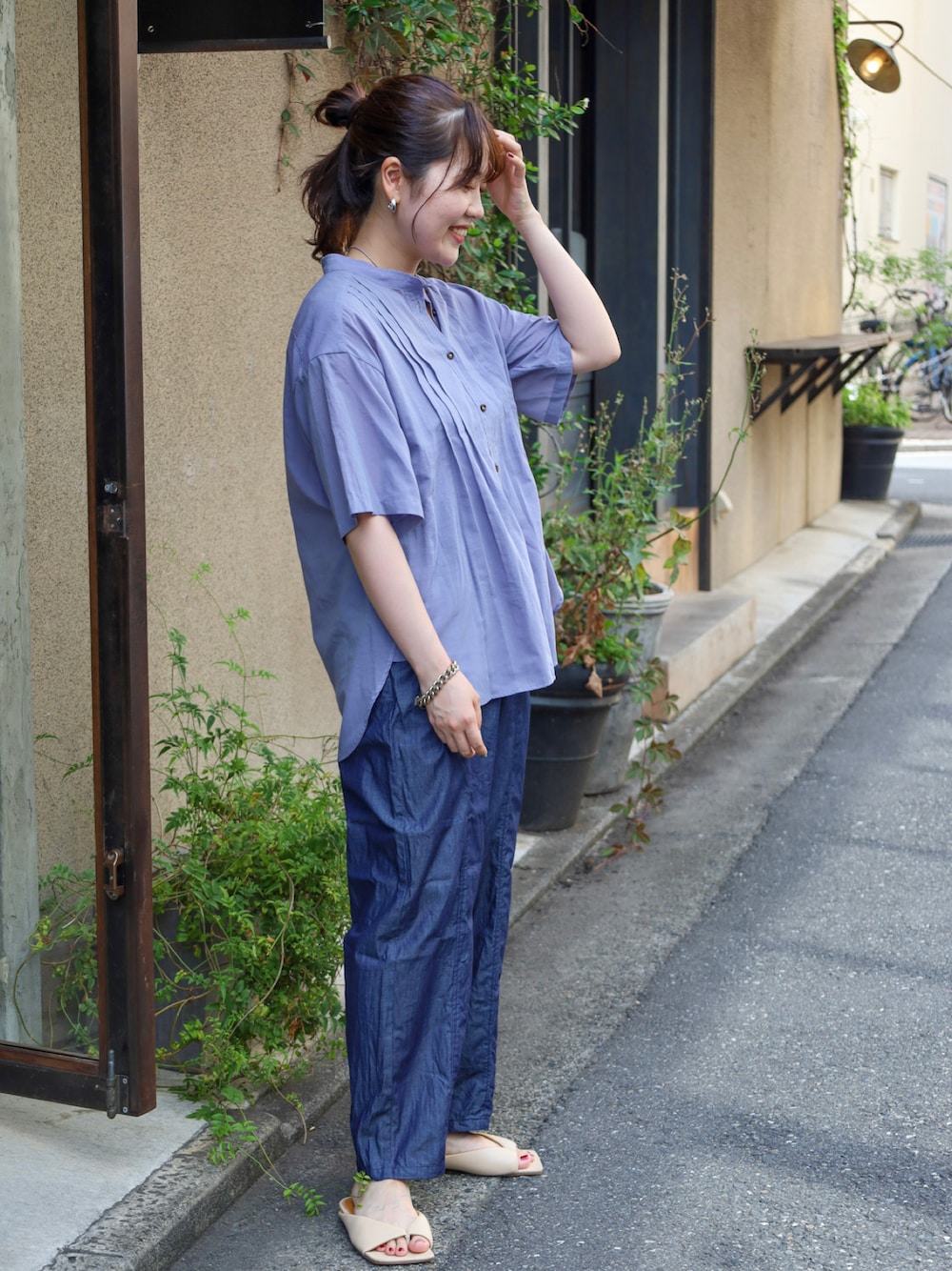「夏コーデ、きれいめカジュアル、ブラウス、今日のコーデ、シンプル、リラックススタイル、カラーコーデ、ワントーンコーデ、ブルー、ブルーコーデ、シャツ」｜「Blanc Bleu Minuitのライトウェイトデニム　イージー9分丈パンツ（デニムパンツ、ブルー系）」を使った、murata.さん（レディース・161cm）の夏コーディネートの1枚目の写真