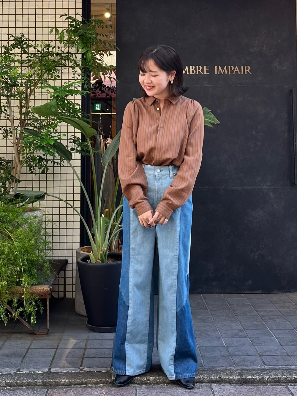 「秋コーデ、秋のコーデ、パンツコーデ、秋カラー、カジュアル、ootd、デニム、今日のコーデ、ボリューム袖、デニムコーデ、ワイドパンツ、ワイドデニム、ストライプシャツ、ストライプ、パッチワーク」｜「FIL DE FERのパッチワークデニム　ワイドパンツ（デニムパンツ、ブルー系）」を使った、murata.さん（レディース・161cm）の秋コーディネートの1枚目の写真