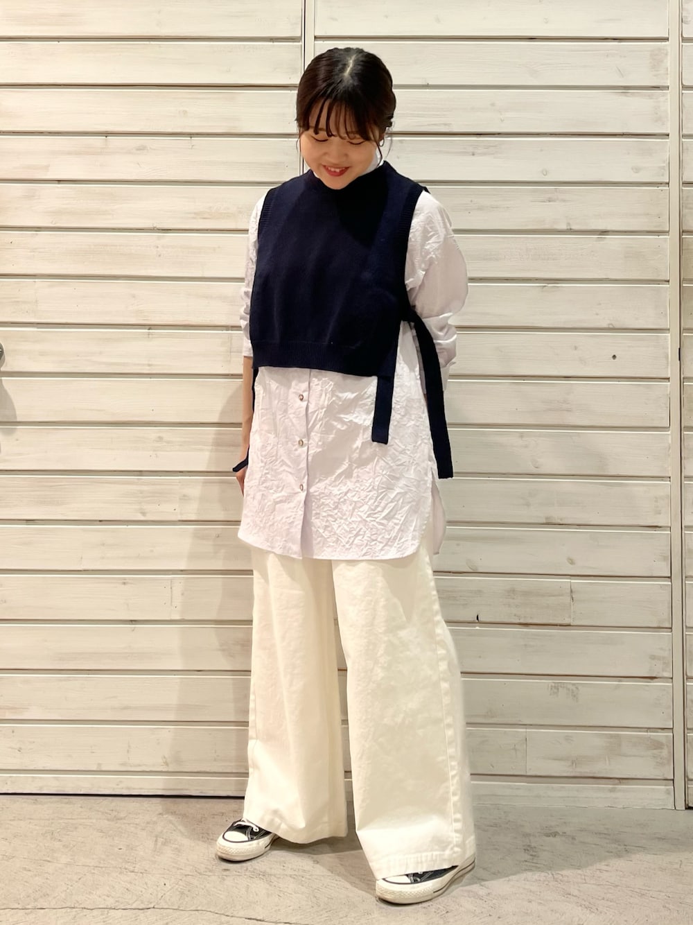 「パンツスタイル、春コーデ、ootd、レイヤードスタイル、ベスト、ロングシャツ、ネイビー、ホワイト、ワイドパンツ、今日のコーデ」｜「NOMBRE IMPAIRのキャッチワッシャーコットン　ロングシャツ（シャツ/ブラウス、パープル系）」を使った、murata.さん（レディース・160cm）の冬コーディネートの1枚目の写真