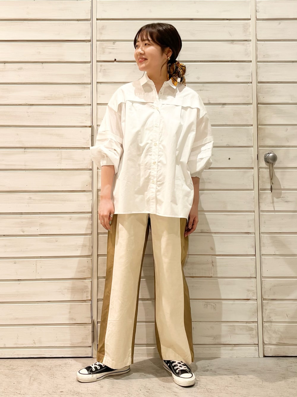 「オトナカジュアル、スニーカーコーデ、春服、ボリューム袖、ブラウス、シャツスタイル、白シャツ、カラーパンツ、今日のコーデ、シャツコーデ、カジュアルコーデ、ootd」｜「FIL DE FERの綿ヘンプムラ糸キャンバス　カラーコンビパンツ（その他パンツ、ホワイト系）」を使った、murata.さん（レディース・160cm）の冬コーディネートの1枚目の写真