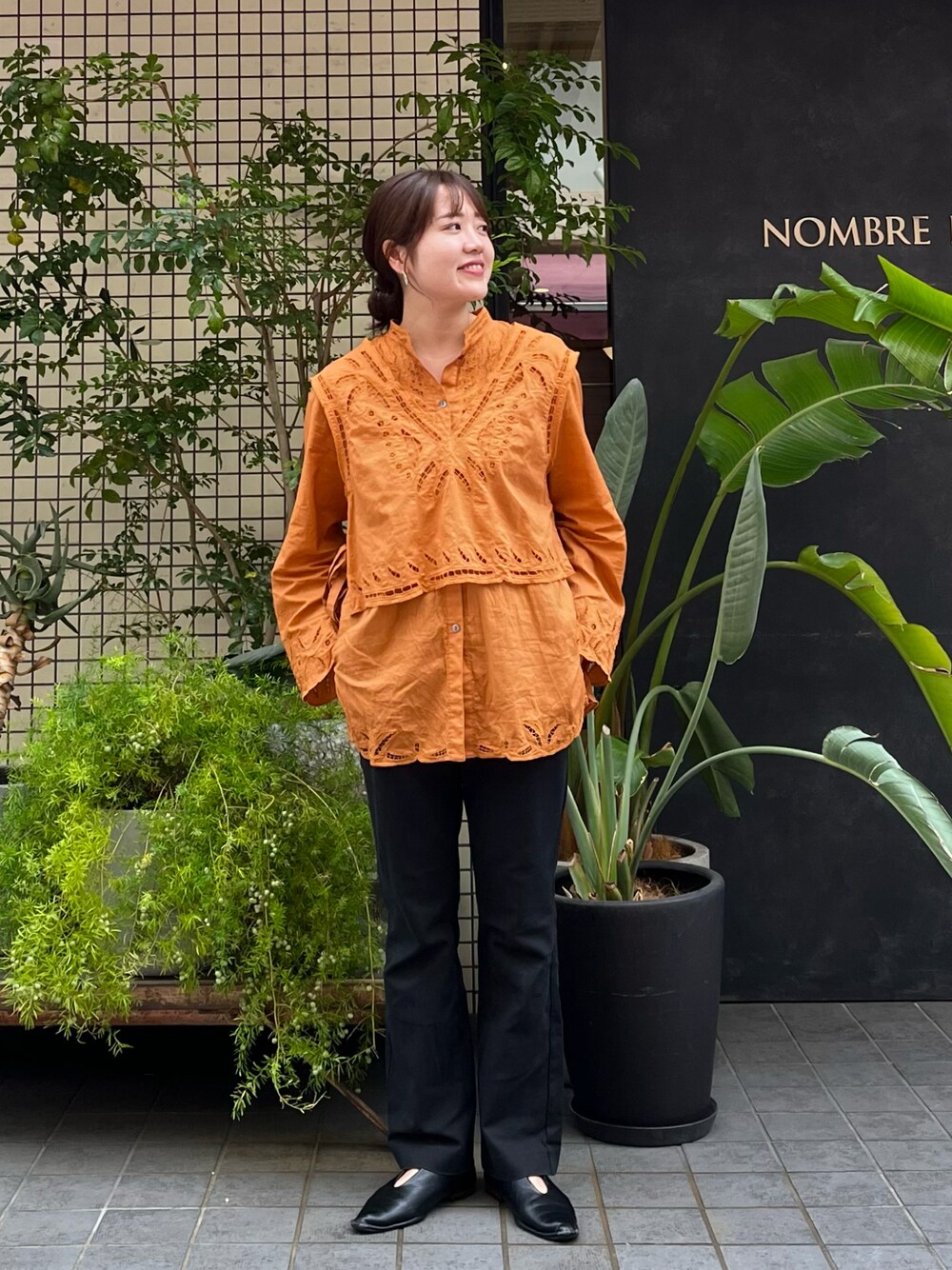 「秋先取りコーデ、秋服準備はじめました、ブラウス、刺繍、刺繍ブラウス、今日のコーデ、オレンジ、着回しコーデ、秋のコーデ、ブラック、オトナカジュアル」｜「FIL DE FERのダブルクロスストレッチ　イージーフレアパンツ（スラックス、ブラック系）」を使った、murata.さん（レディース・161cm）の夏コーディネートの1枚目の写真