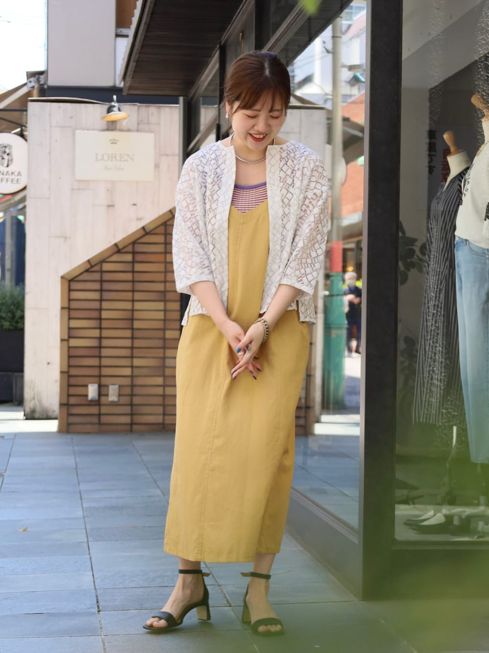 「休日スタイル、今日のコーデ、オトナカジュアル、きれいめカジュアル、ワンピース、キャミワンピ、イエロー、お出かけコーデ、春、透け感、羽織り、ブラウス、カラーコーデ、白ブラウス」｜「NOMBRE IMPAIRのアイテム（ワンピース、イエロー系）」を使った、murata.さん（レディース・161cm）の春コーディネートの1枚目の写真