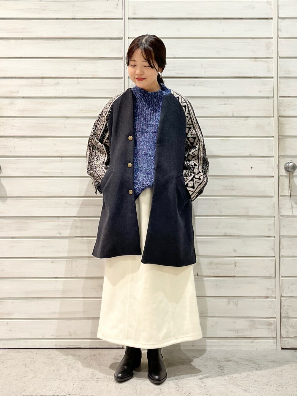 「ニット、スカート、ブルー、ジャガード、ショートブーツ、冬コーデ、ノーカラーコート、サイドゴアブーツ、ラフ、パープル、ootd、ゆるコーデ」｜「NOMBRE IMPAIRの【stilmoda】サイドゴアブーツ（ブーツ、ブラック系）」を使った、murata.さん（レディース・160cm）の秋コーディネートの1枚目の写真