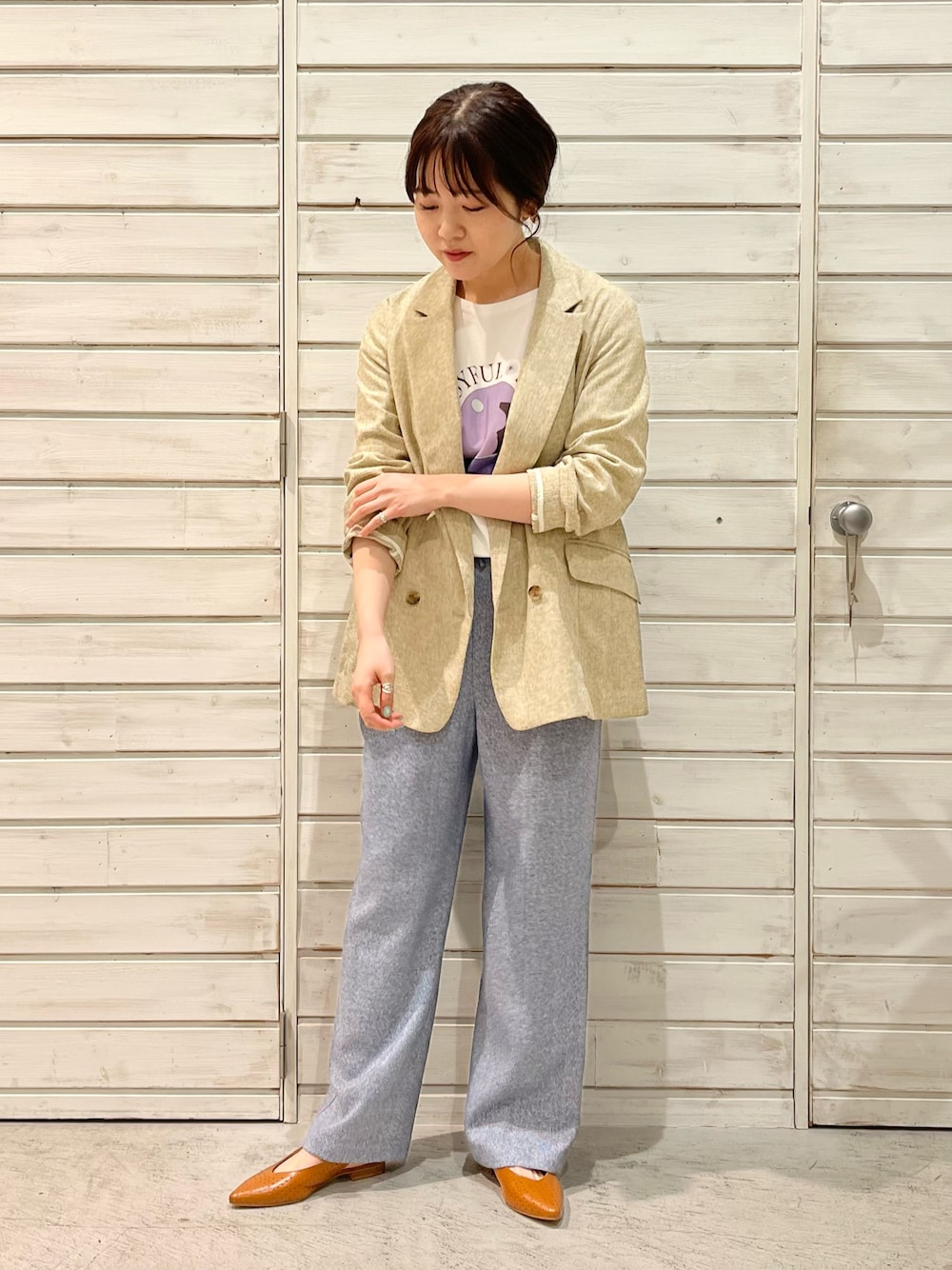 「きれいめカジュアル、大人カジュアル、ナチュラル、春コーデ、通勤コーデ、春カラー、ジャケット、カラーパンツ、ツイード、キレイめ、ロンT、ロゴT」｜「NOMBRE IMPAIRのT/Rツィード　イージーパンツ（その他パンツ、ブルー系）」を使った、murata.さん（レディース・160cm）の冬コーディネートの1枚目の写真