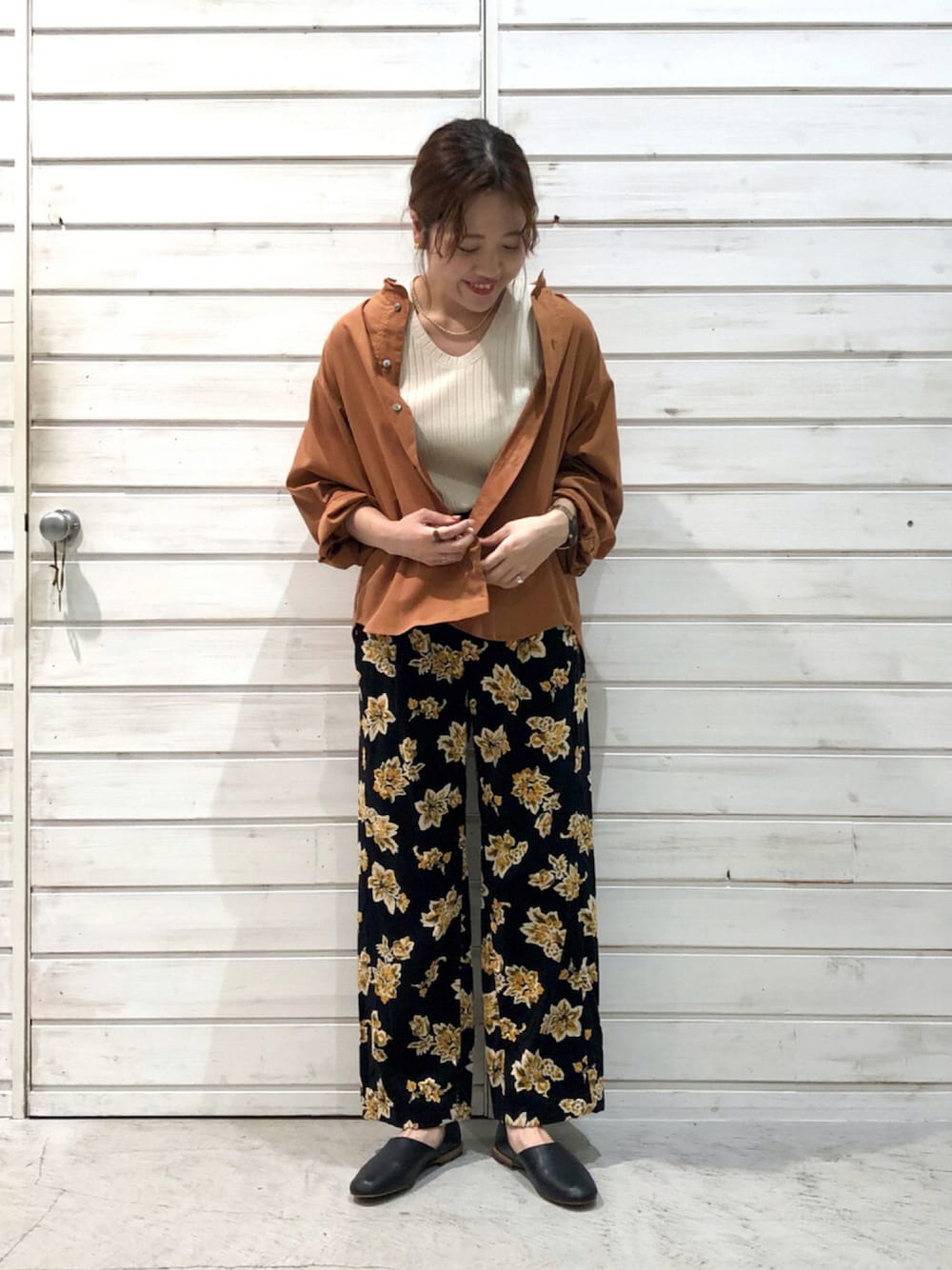 「柄パンツ、秋のコーデ、ゴブラン、コーデュロイパンツ、ブラウン、２ＷＡＹ、ボウタイ、スタンドカラー、花柄パンツ、ootd、今日のコーデ、秋服準備はじめました」｜「NOMBRE IMPAIRの【JVAM】フラットシューズ（その他シューズ、ブラック系）」を使った、murata.さん（レディース・160cm）の秋コーディネートの1枚目の写真