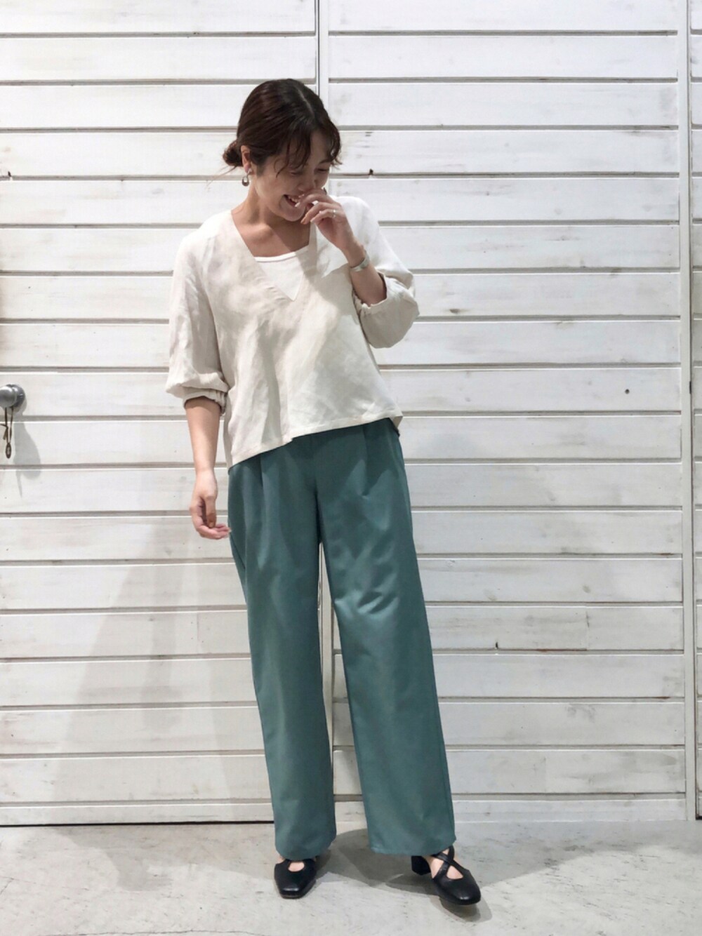 「カラーパンツ、ストレートパンツ、タックパンツ、パンツスタイル、秋のコーデ、骨格ストレート、リネン、ブラウス、ブルー、ブルー x ホワイト、今日のコーデ、ootd、秋トレンド2021」｜「NOMBRE IMPAIRのグロスツイル　ストレートパンツ（その他パンツ、ブルー系）」を使った、murata.さん（レディース・160cm）の夏コーディネートの1枚目の写真